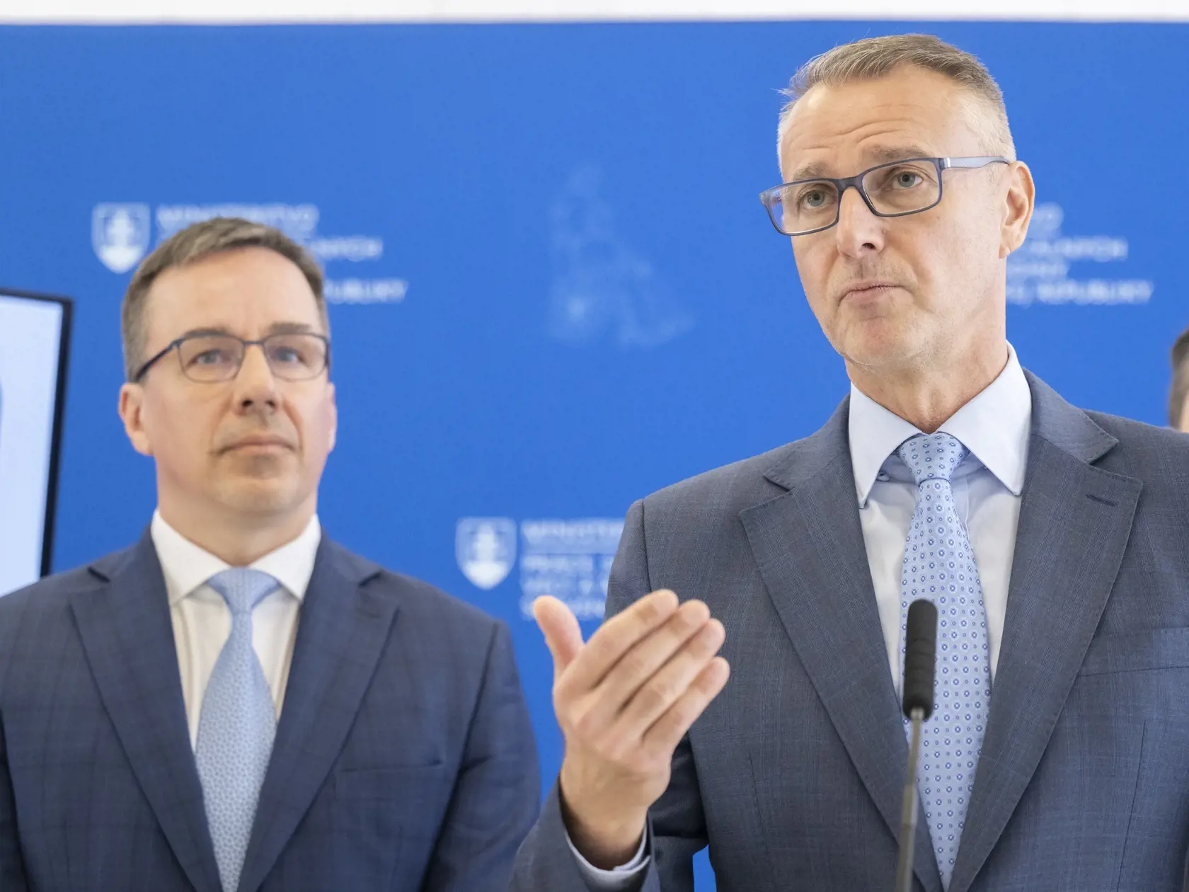 Na snímke sprava minister investícií, regionálneho rozvoja a informatizácie SR Richard Raši (Hlas-SD) a minister práce, sociálnych vecí a rodiny SR Erik Tomáš (Hlas-SD) počas tlačovej konferencie na tému "Predstavenie veľkého projektu na zamestnávanie ľudí za 300 miliónov eur" na pôde ministerstva práce, sociálnych vecí a rodiny SR 14. marca 2024 v Bratislave. FOTO TASR - Martin Baumann