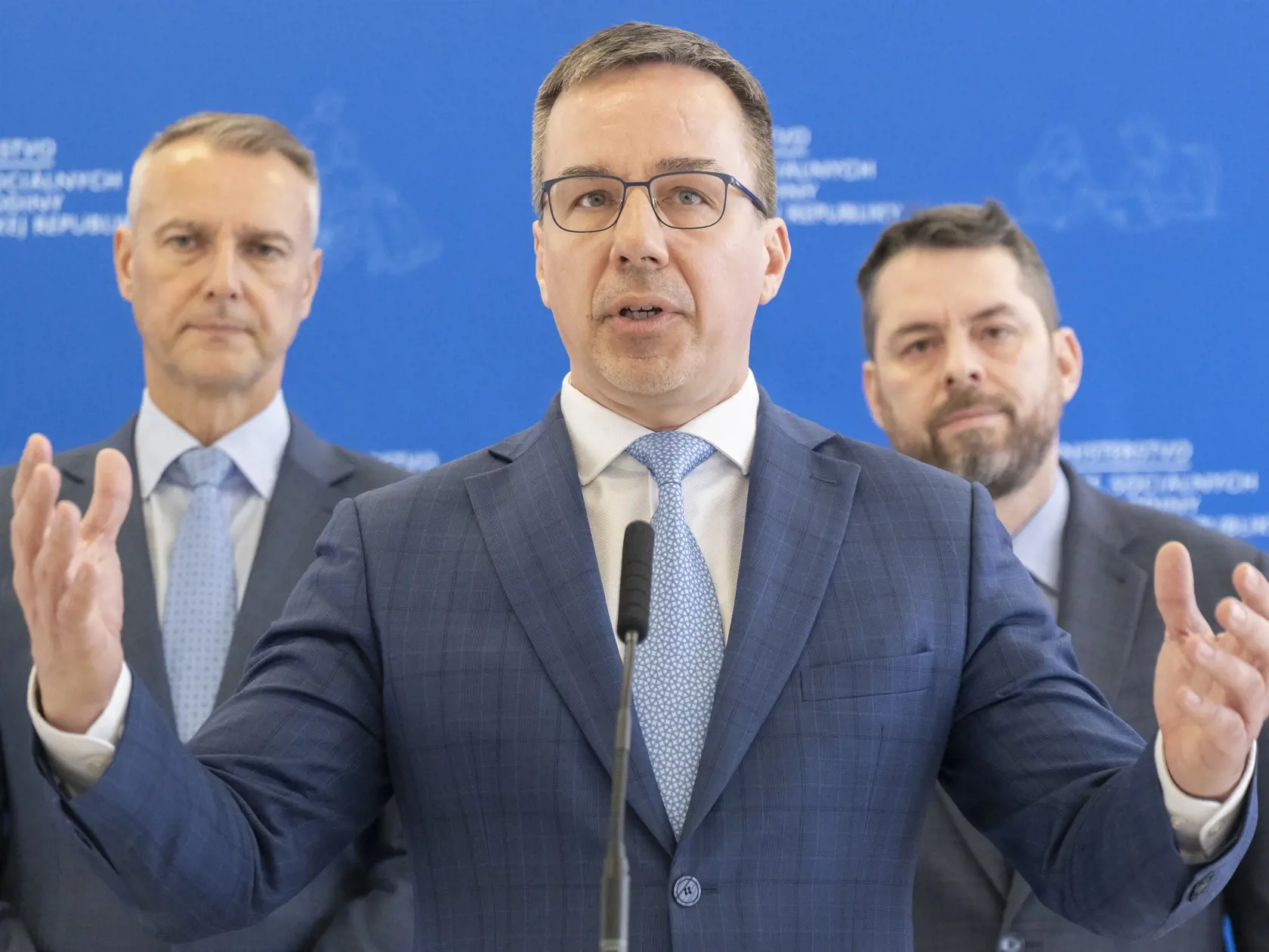 Na snímke zľava minister investícií, regionálneho rozvoja a informatizácie SR Richard Raši (Hlas-SD), minister práce, sociálnych vecí a rodiny SR Erik Tomáš (Hlas-SD) a generálny riaditeľ a generálny tajomník služobného úradu Ústredia práce, sociálnych vecí a rodiny Peter Ormandy počas tlačovej konferencie na tému "Predstavenie veľkého projektu na zamestnávanie ľudí za 300 miliónov eur" na pôde ministerstva práce, sociálnych vecí a rodiny SR 14. marca 2024 v Bratislave. FOTO TASR - Martin Bauman