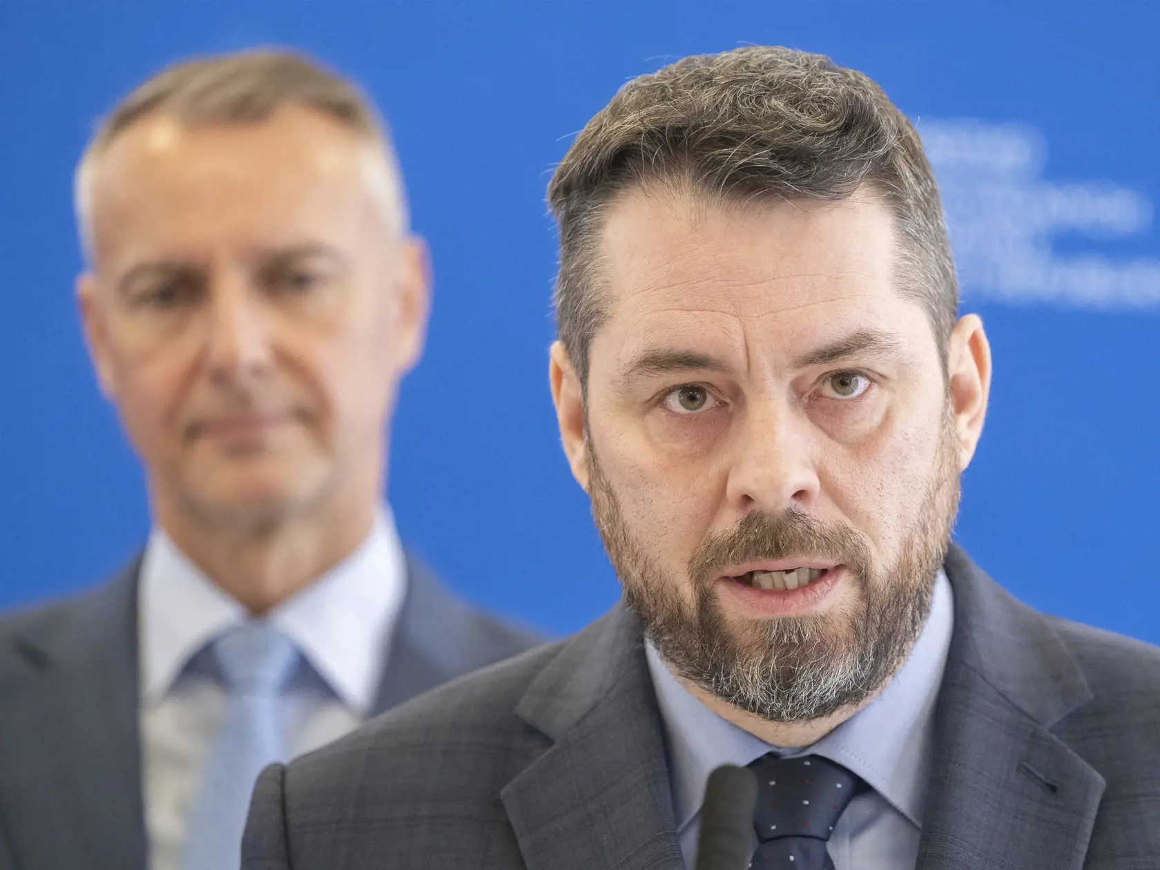 Na snímke zľava minister investícií, regionálneho rozvoja a informatizácie SR Richard Raši (Hlas-SD) generálny riaditeľ a generálny tajomník služobného úradu Ústredia práce, sociálnych vecí a rodiny  Peter Ormandy počas tlačovej konferencie na tému "Predstavenie veľkého projektu na zamestnávanie ľudí za 300 miliónov eur" na pôde ministerstva práce, sociálnych vecí a rodiny SR 14. marca 2024 v Bratislave. FOTO TASR - Martin Baumann