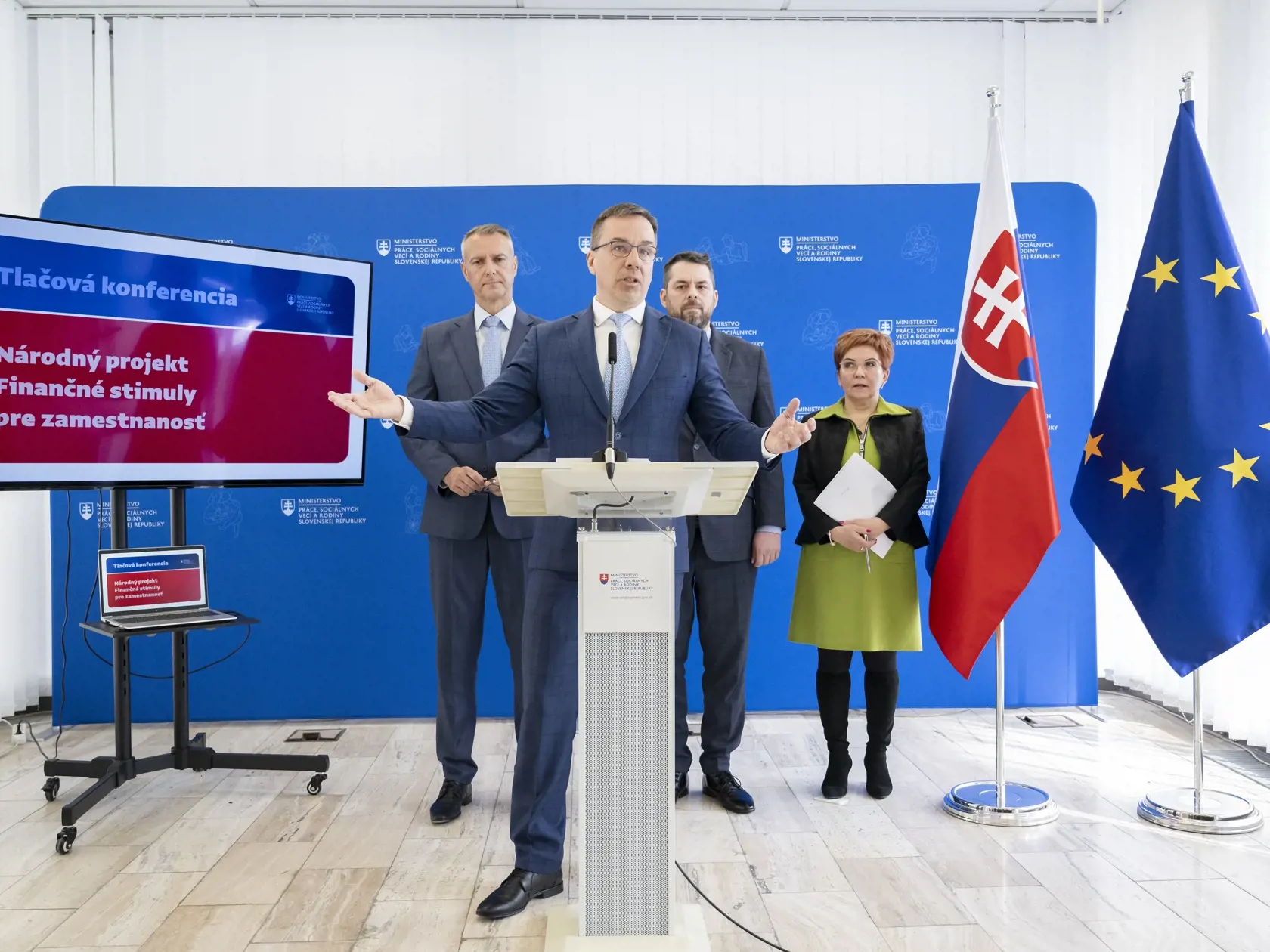 Na snímke zľava minister investícií, regionálneho rozvoja a informatizácie SR Richard Raši (Hlas-SD), minister práce, sociálnych vecí a rodiny SR Erik Tomáš (Hlas-SD), generálny riaditeľ a generálny tajomník služobného úradu Ústredia práce, sociálnych vecí a rodiny Peter Ormandy a  riaditeľka sekcie služieb zamestnanosti Katarína Dubovanová počas tlačovej konferencie na tému "Predstavenie veľkého projektu na zamestnávanie ľudí za 300 miliónov eur" na pôde ministerstva práce, sociálnych vecí a ro