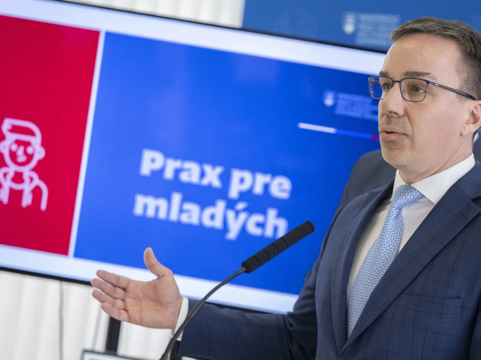 Na snímke minister práce, sociálnych vecí a rodiny SR Erik Tomáš (Hlas-SD) počas tlačovej konferencie na tému "Predstavenie veľkého projektu na zamestnávanie ľudí za 300 miliónov eur" na pôde ministerstva práce, sociálnych vecí a rodiny SR 14. marca 2024 v Bratislave. FOTO TASR - Martin Baumann