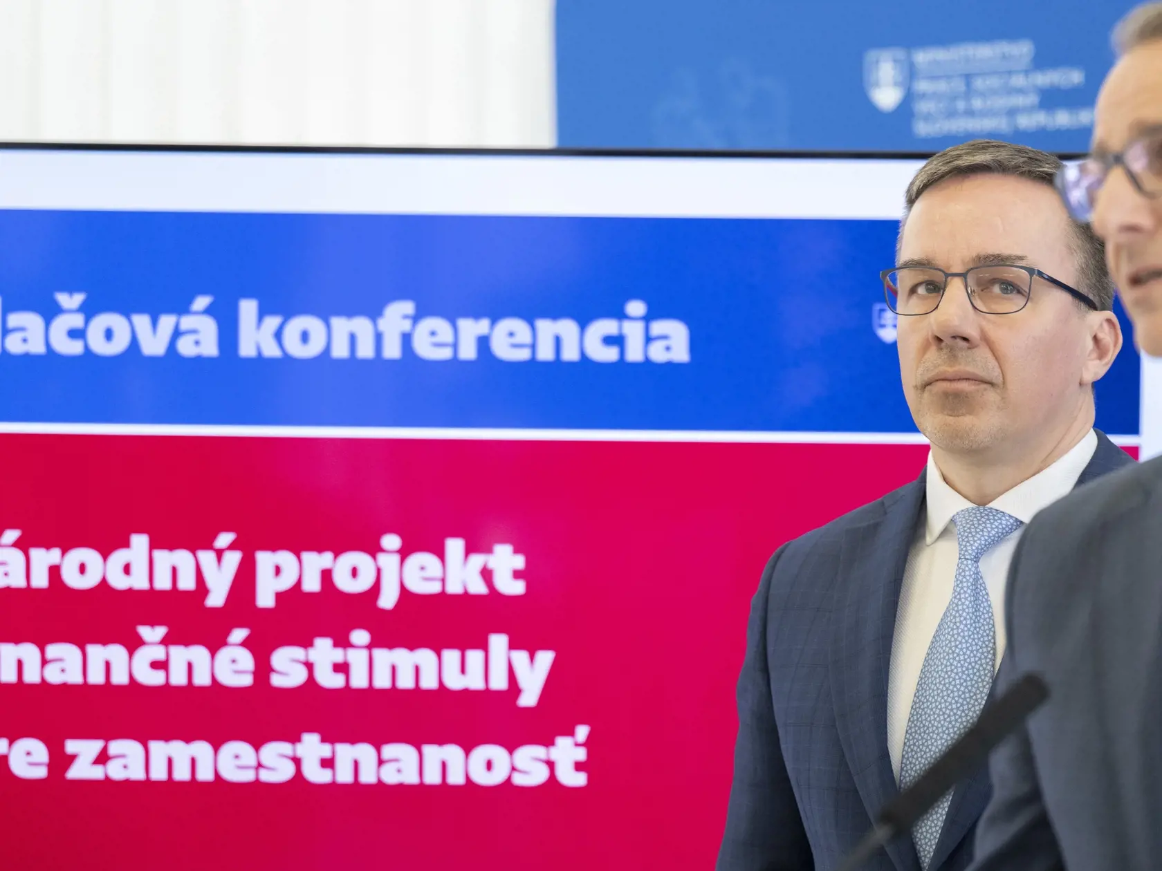 Na snímke sprava minister investícií, regionálneho rozvoja a informatizácie SR Richard Raši (Hlas-SD) a minister práce, sociálnych vecí a rodiny SR Erik Tomáš (Hlas-SD) počas tlačovej konferencie na tému "Predstavenie veľkého projektu na zamestnávanie ľudí za 300 miliónov eur" na pôde ministerstva práce, sociálnych vecí a rodiny SR 14. marca 2024 v Bratislave. FOTO TASR - Martin Baumann