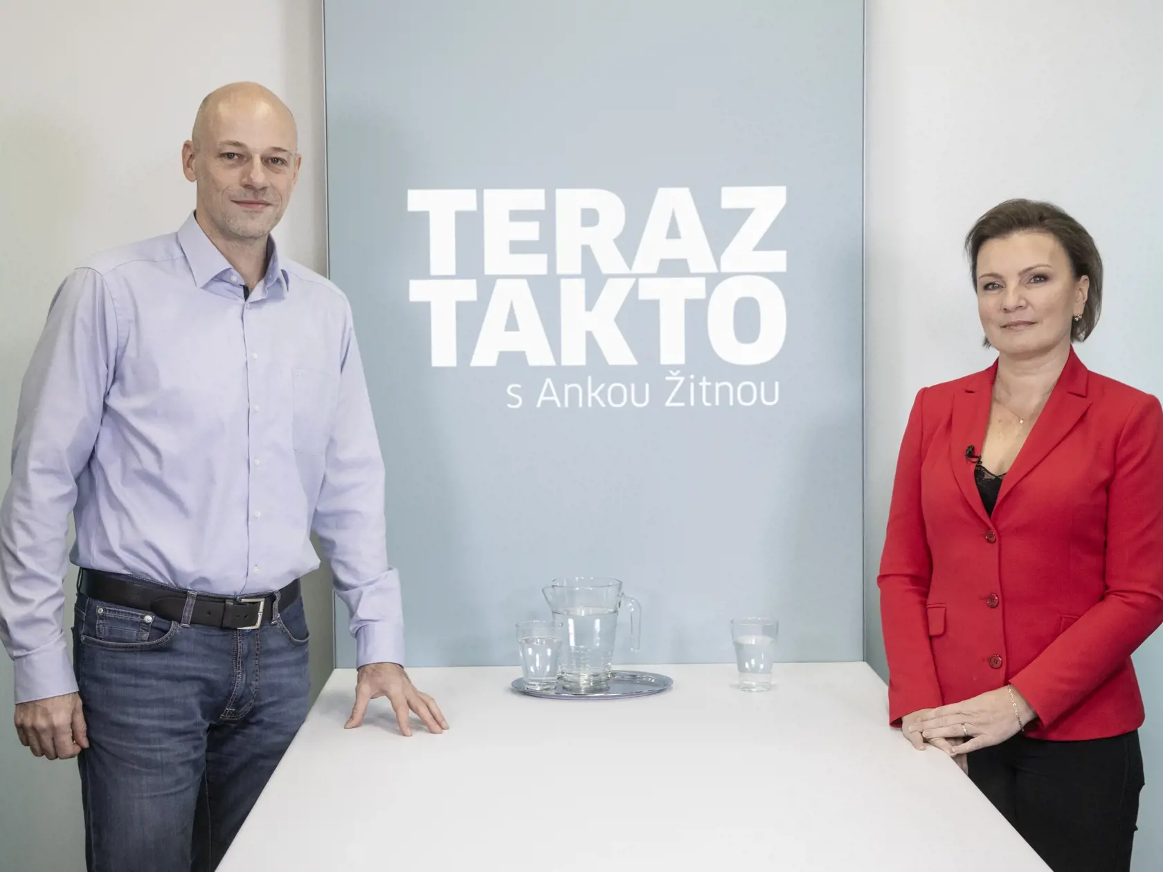 Na snímke je diskusná relácia “Teraz Takto", ktorej hosťom bol  komentátor Dag Daniš a moderátorka Anka Žitná.