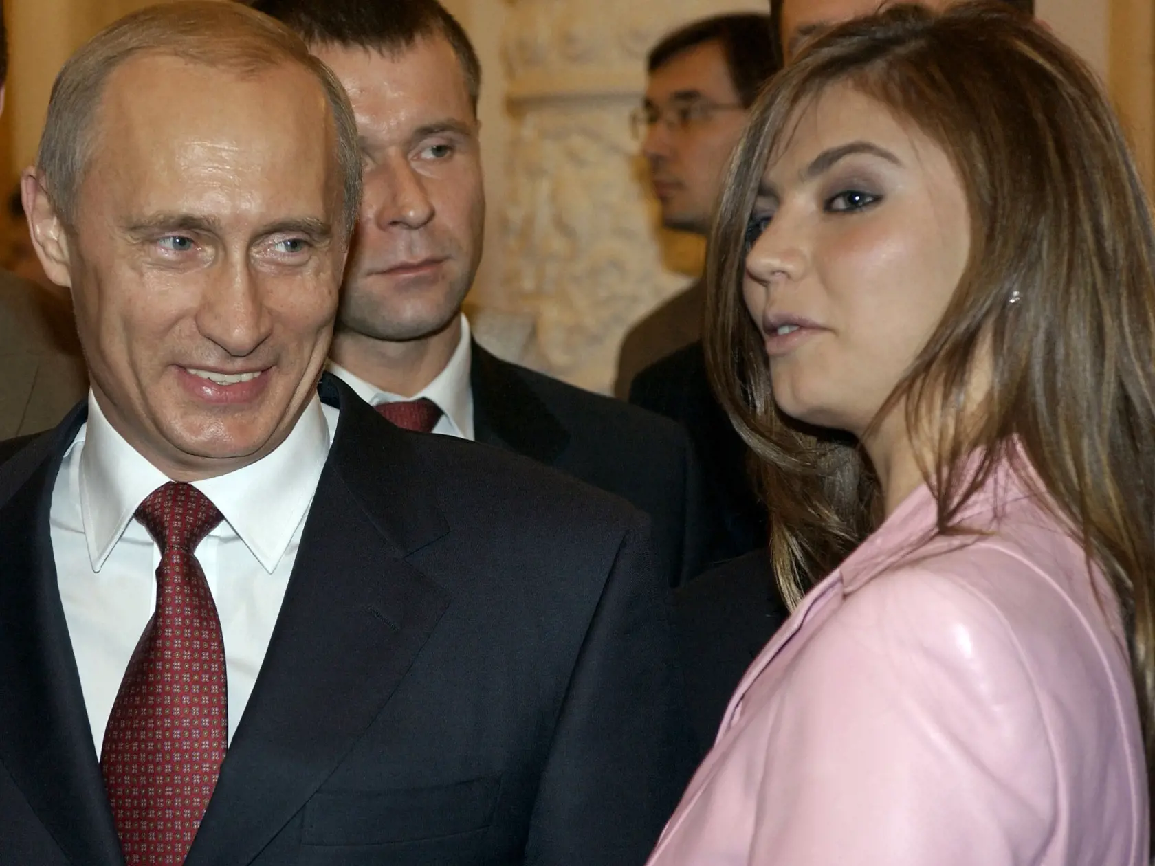 Na archívnej snímke zo 4. novembra 2004 sa ruský prezident Vladimir Putin (vľavo) rozpráva s gymnastkou Alinou Kabajevovou počas banketu pre ruských olympionikov Moskve.