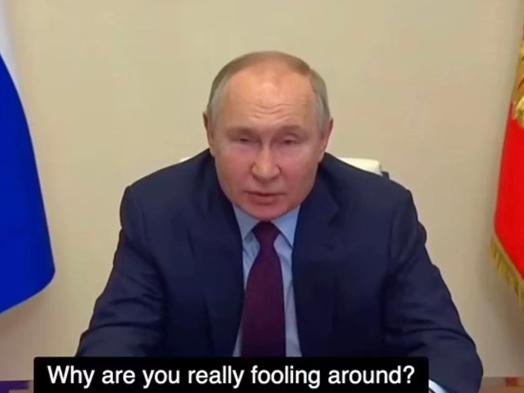 Počas videokonferenčného hovoru tiež ponížil jedného zo svojich podpredsedov vlády, pričom úradníka odsúdil za to, že si nezaobstaral civilné a vojenské lietadlá, a obvinil ho zo „zbláznenia sa“.