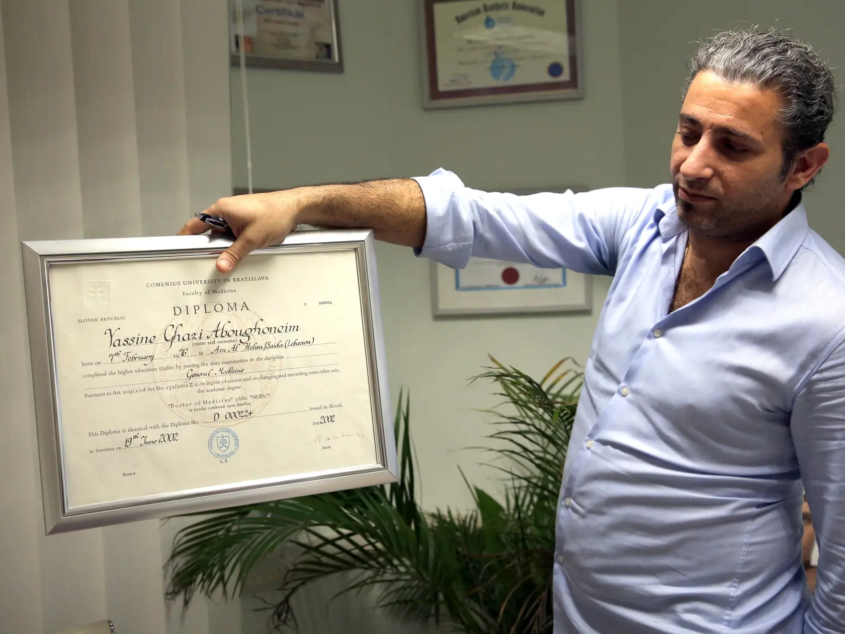 Falošný plastický chirurg Yassine Ghazi Aboughoniem úradoval najprv v Bratislave. Keď ho odhalili, presunul sa do Viedne.