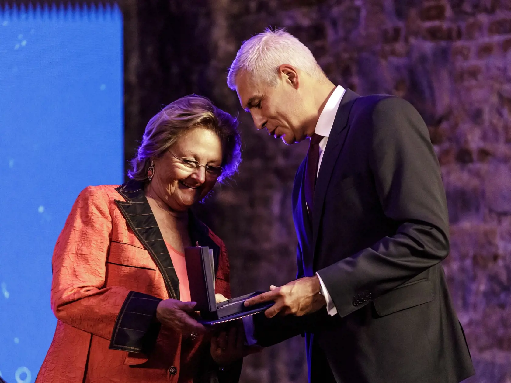 Dva mesiace pred smrťou divu honoroval cenou Vyslankyňa dobrej vôle minister zahraničia.