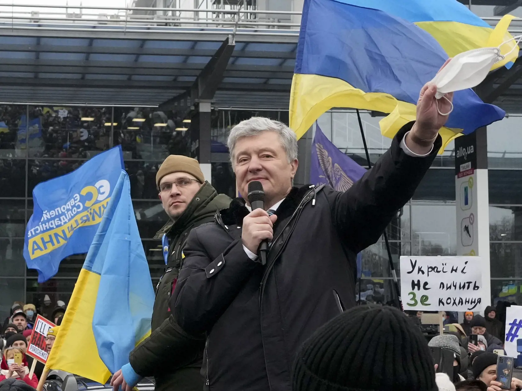 Bývalý ukrajinský prezident Petro Porošenko, ktorý je poslancom parlamentu za stranu Európska solidarita, sa víta s priaznivcami po prílete z Poľska do Kyjeva v pondelok 17. januára 2022.