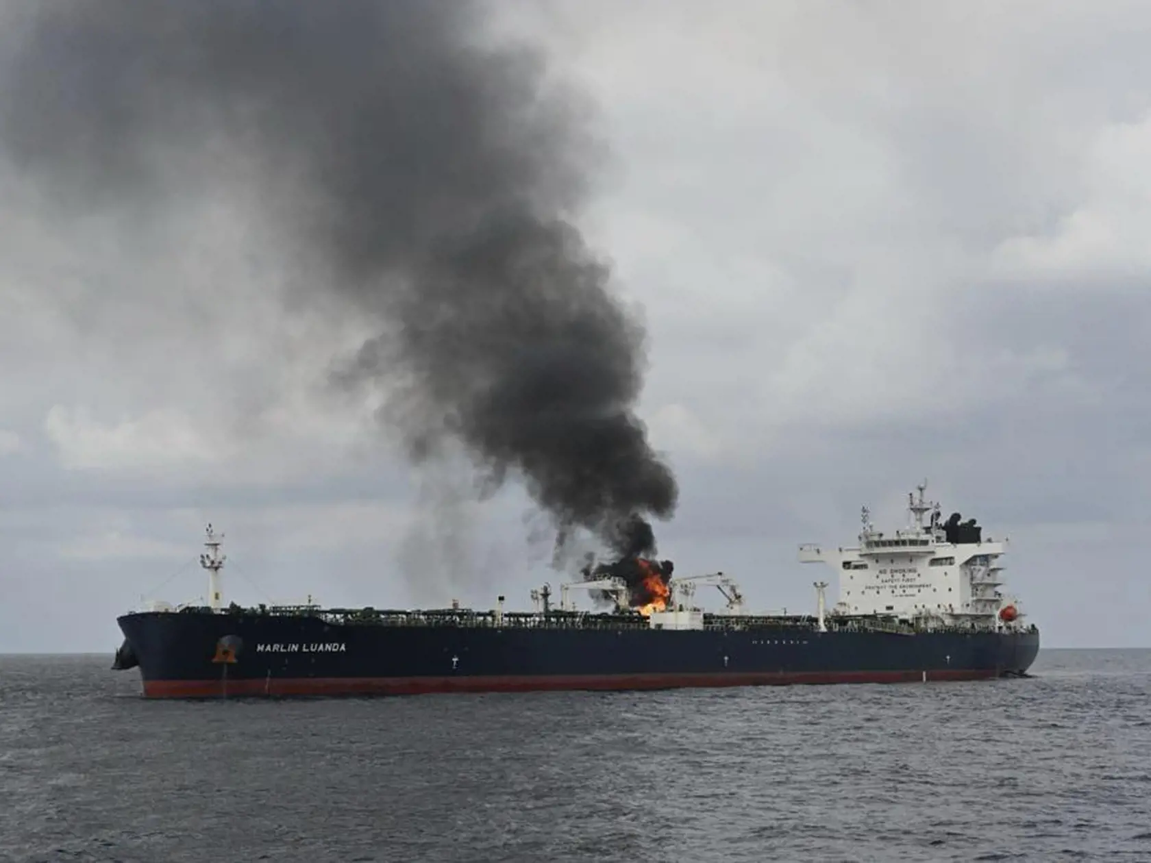 Na snímke zverejnenej indickým námorníctvom 27. januára 2024 horiaci ropný tanker Marlin Luanda po útoku húsíov v Červenom mori. Americké ozbrojené sily v sobotu skoro ráno zneškodnili protilodnú strelu, ktorú sa smerom do Červeného mora chystali odpáliť jemenskí povstalci húsíovia. Tí v piatok večer zaútočili na ropný tanker v Adenskom zálive, na ktorom následne vypukol požiar. TASR správu prevzala z agentúr AP, DPA a webovej stránky stanice BBC.
