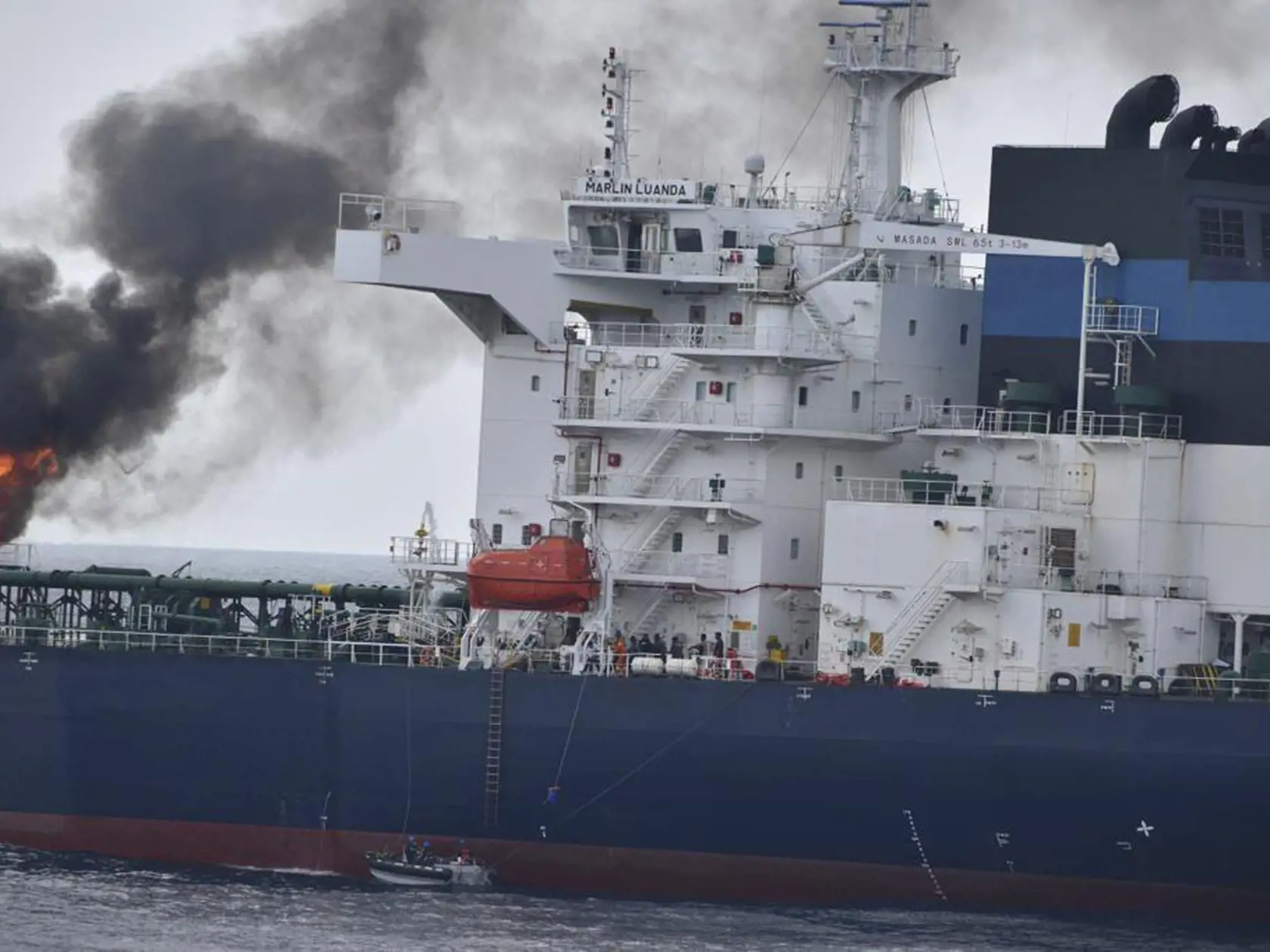 Na snímke zverejnenej indickým námorníctvom 27. januára 2024 horiaci ropný tanker Marlin Luanda po útoku húsíov v Červenom mori. Americké ozbrojené sily v sobotu skoro ráno zneškodnili protilodnú strelu, ktorú sa smerom do Červeného mora chystali odpáliť jemenskí povstalci húsíovia. Tí v piatok večer zaútočili na ropný tanker v Adenskom zálive, na ktorom následne vypukol požiar. TASR správu prevzala z agentúr AP, DPA a webovej stránky stanice BBC.