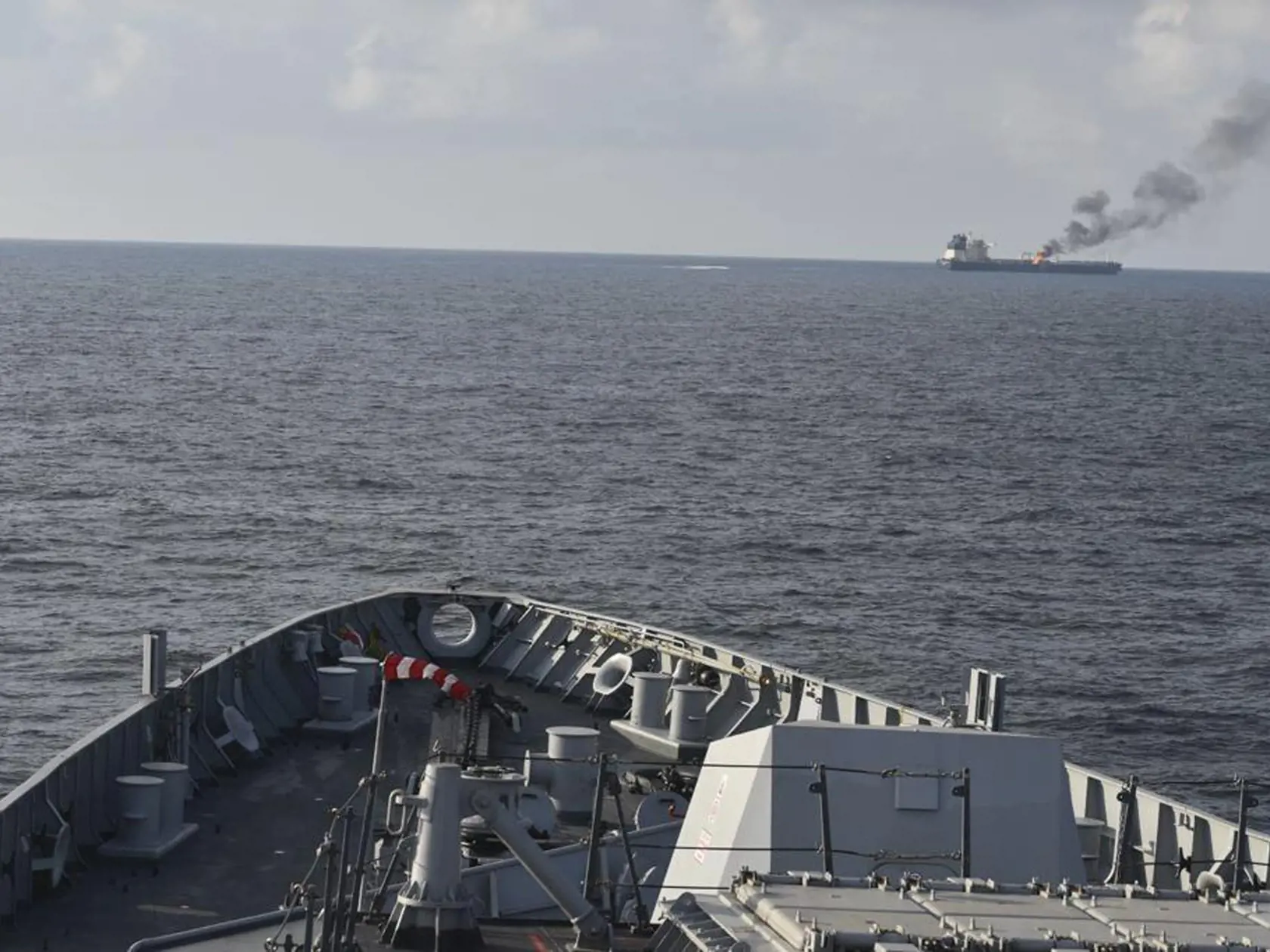 Na snímke zverejnenej indickým námorníctvom 27. januára 2024 horiaci ropný tanker Marlin Luanda (v pozadí) po útoku húsíov v Červenom mori. Americké ozbrojené sily v sobotu skoro ráno zneškodnili protilodnú strelu, ktorú sa smerom do Červeného mora chystali odpáliť jemenskí povstalci húsíovia. Tí v piatok večer zaútočili na ropný tanker v Adenskom zálive, na ktorom následne vypukol požiar. TASR správu prevzala z agentúr AP, DPA a webovej stránky stanice BBC.