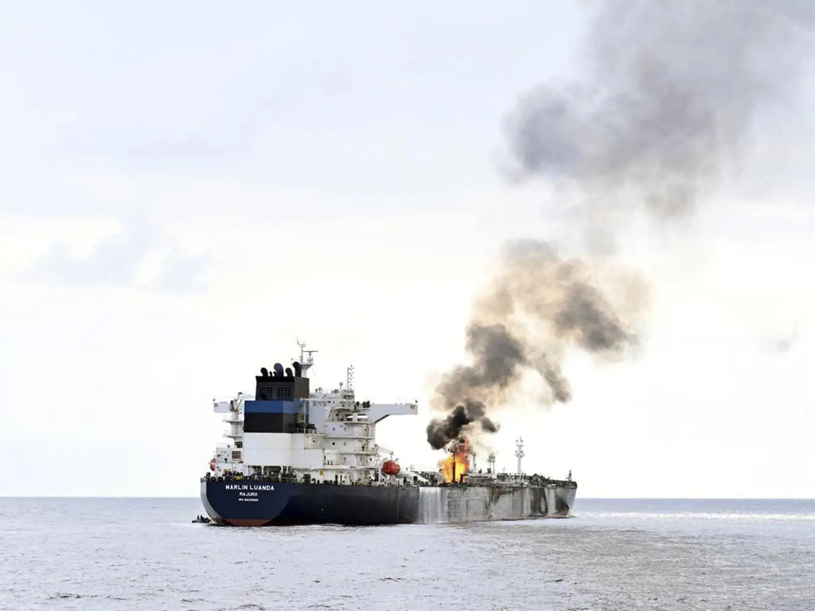 Na snímke zverejnenej indickým námorníctvom 27. januára 2024 horiaci ropný tanker Marlin Luanda po útoku húsíov v Červenom mori. Americké ozbrojené sily v sobotu skoro ráno zneškodnili protilodnú strelu, ktorú sa smerom do Červeného mora chystali odpáliť jemenskí povstalci húsíovia. Tí v piatok večer zaútočili na ropný tanker v Adenskom zálive, na ktorom následne vypukol požiar. TASR správu prevzala z agentúr AP, DPA a webovej stránky stanice BBC.