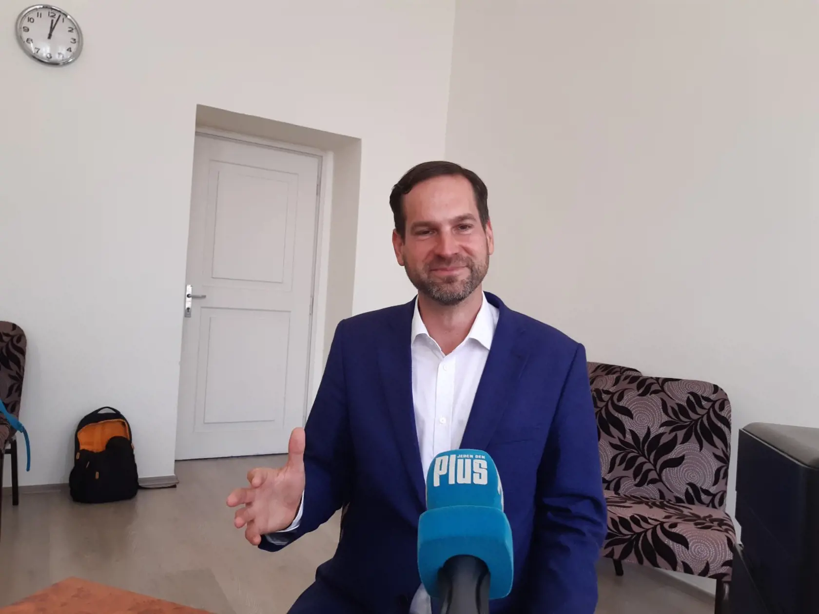 Rudolf Kusý vo svojej provizórnej kancelárii v konskej železnici.