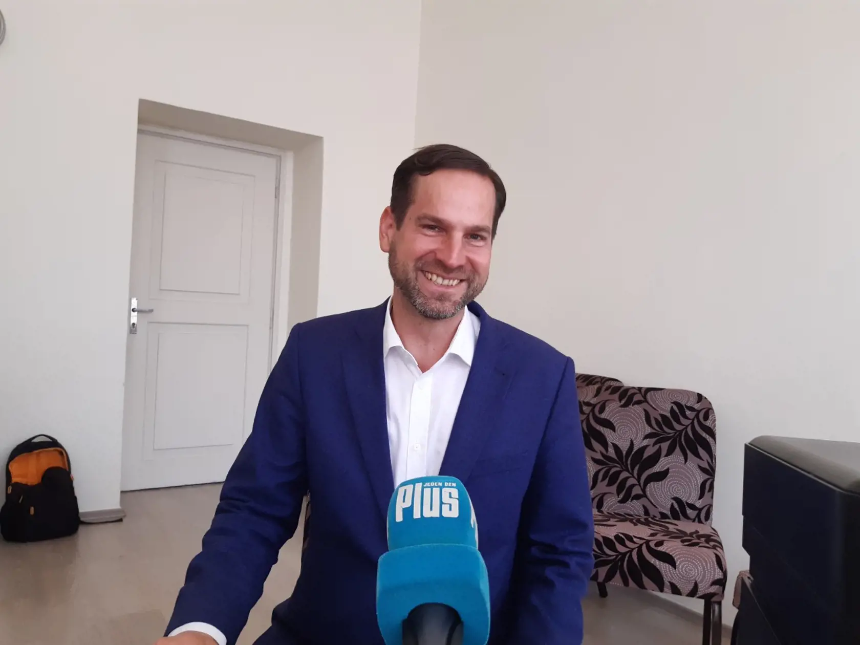 Prvý deň v práci začal neštandardne - sťahovaním. Rudolf Kusý vo svojej provizórnej kancelárii v konskej železnici.