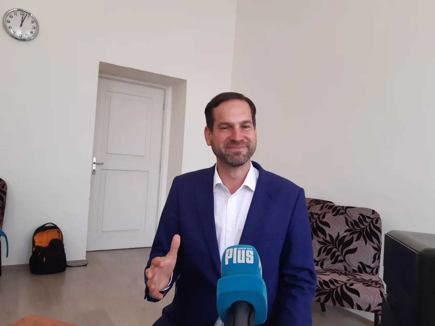 Rudolf Kusý vo svojej provizórnej kancelárii v konskej železnici.