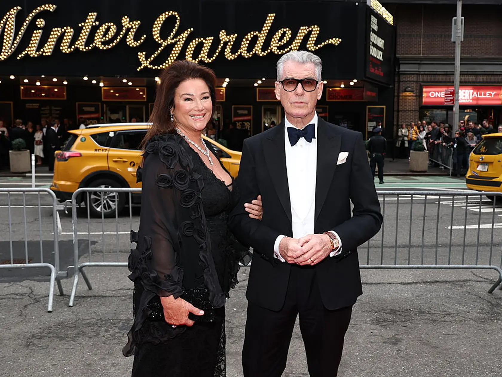 Pierce Brosnan a jeho manželka Keely Shaye si prišli pozrieť divadelnú adaptáciu Dobrú noc a veľa šťastia s Georgeom Clooneym. 