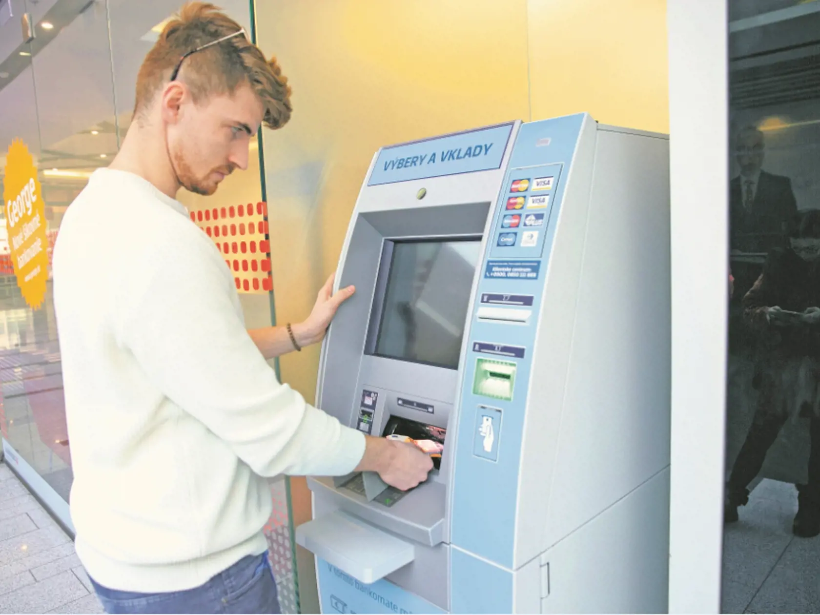 Najlepšie je všetky transakcie vybaviť prostredníctvom bankomatov, vkladomatov či elektronickým bankovníctvom.