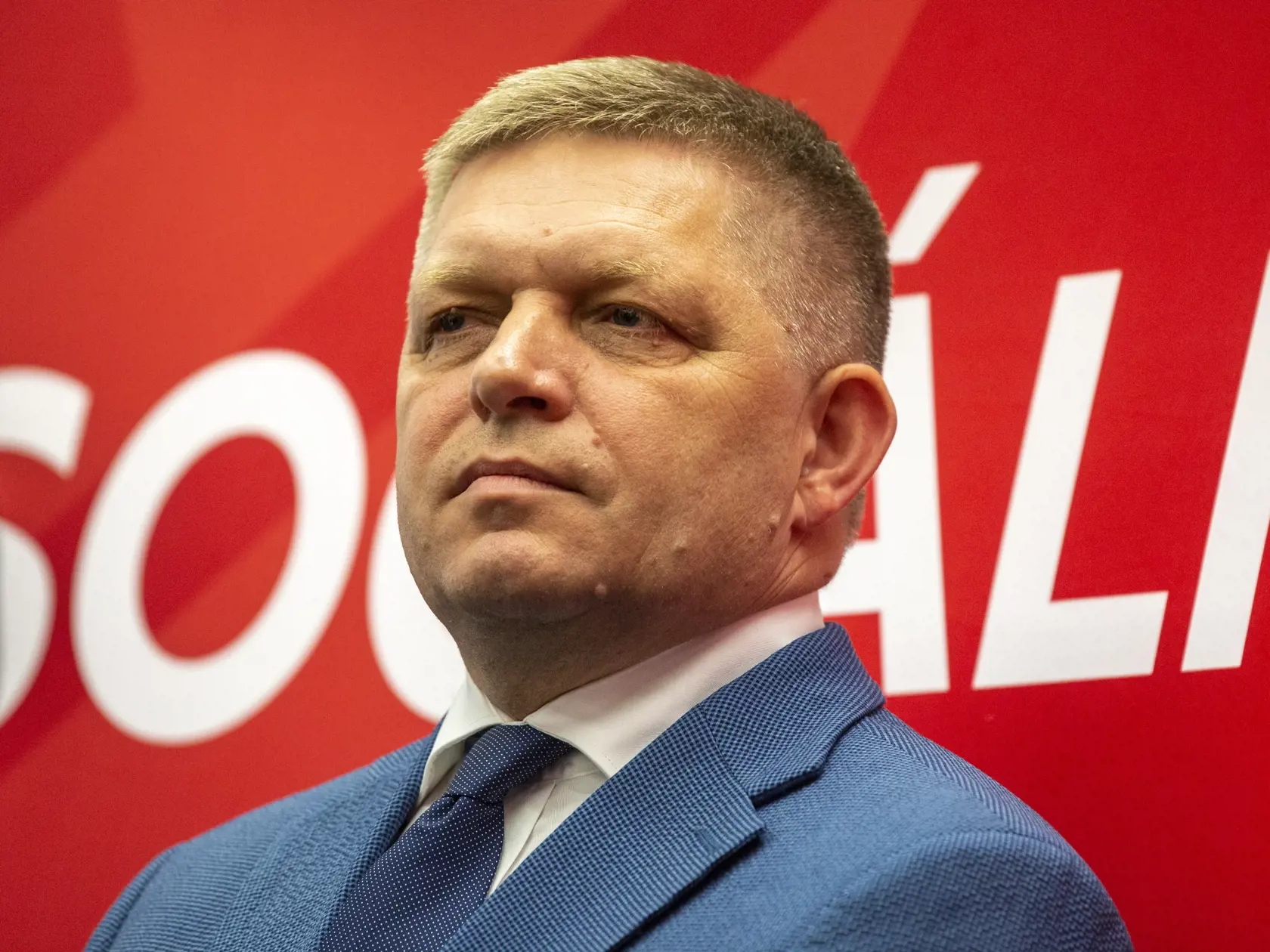 Pracovný snem strany SMER-SD na Súmračnej ulici v BA
Na obr: predsedníctvo Smer-SD
Marián Saloň, Richard Takáč, Róbert Fico, Erik Kaliňák, Ladislav Kamenický, Juraj Blanár
