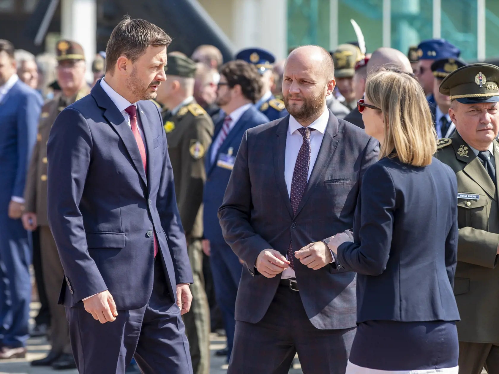 Z nepriaznivého stavu v spoločnosti pritom viní aj opozíciu. „Práve kvôli takým, ako je Fico, Blaha a im podobní, sa znižuje obranyschopnosť tejto krajiny, lebo ľudí strašia. Potom si takéto tlačivo podá vyše 40 000 ľudí, čo je, mimochodom, absolútne zbytočné."
