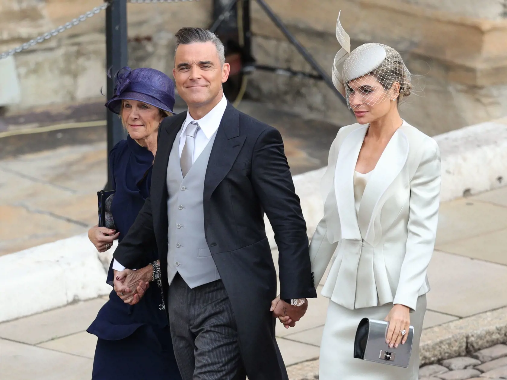 Robbie Williams na svadbe princeznej Eugenie s manželkou Aydou Field a dcérou Theodorou.