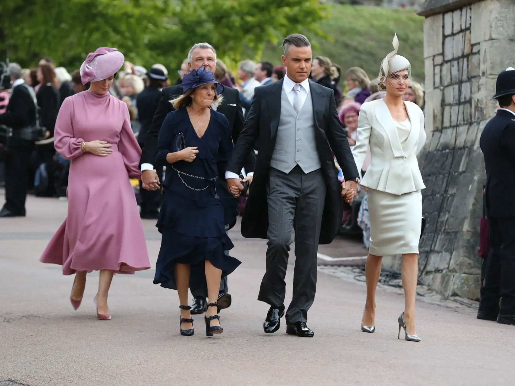 Robbie Williams na svadbe princeznej Eugenie s manželkou Aydou Field a dcérou Theodorou.