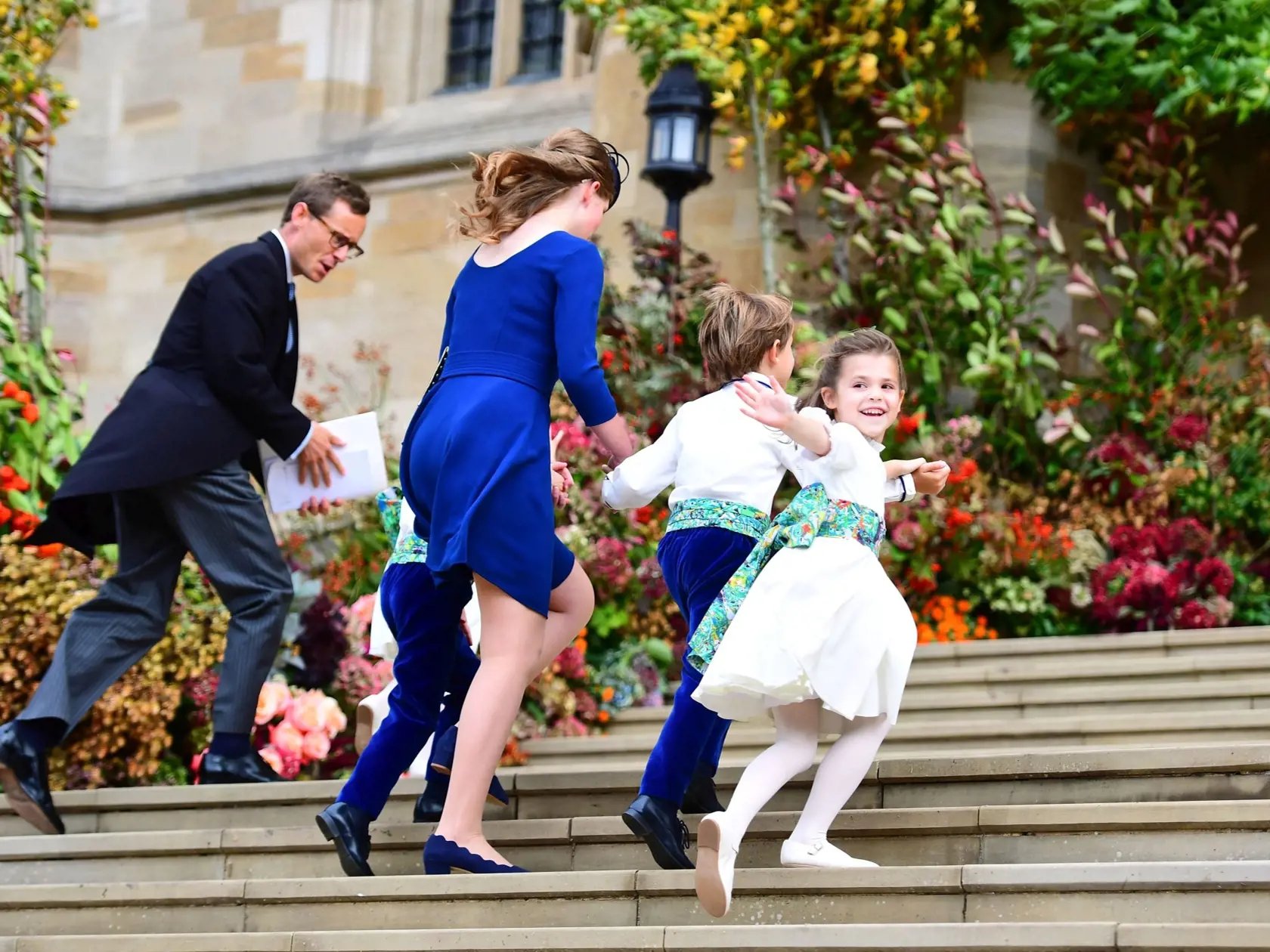 Robbie Williams na svadbe princeznej Eugenie s manželkou Aydou Field a dcérou Theodorou.