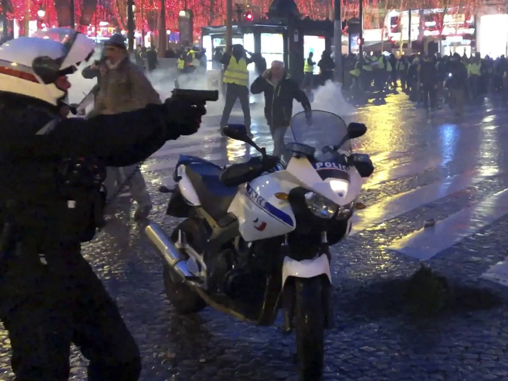 Potýčky: Tvrdým konfliktom s políciou nezabránil ani výrazný úbytok demonštrantov v uliciach či blížiace sa sviatky pokoja.