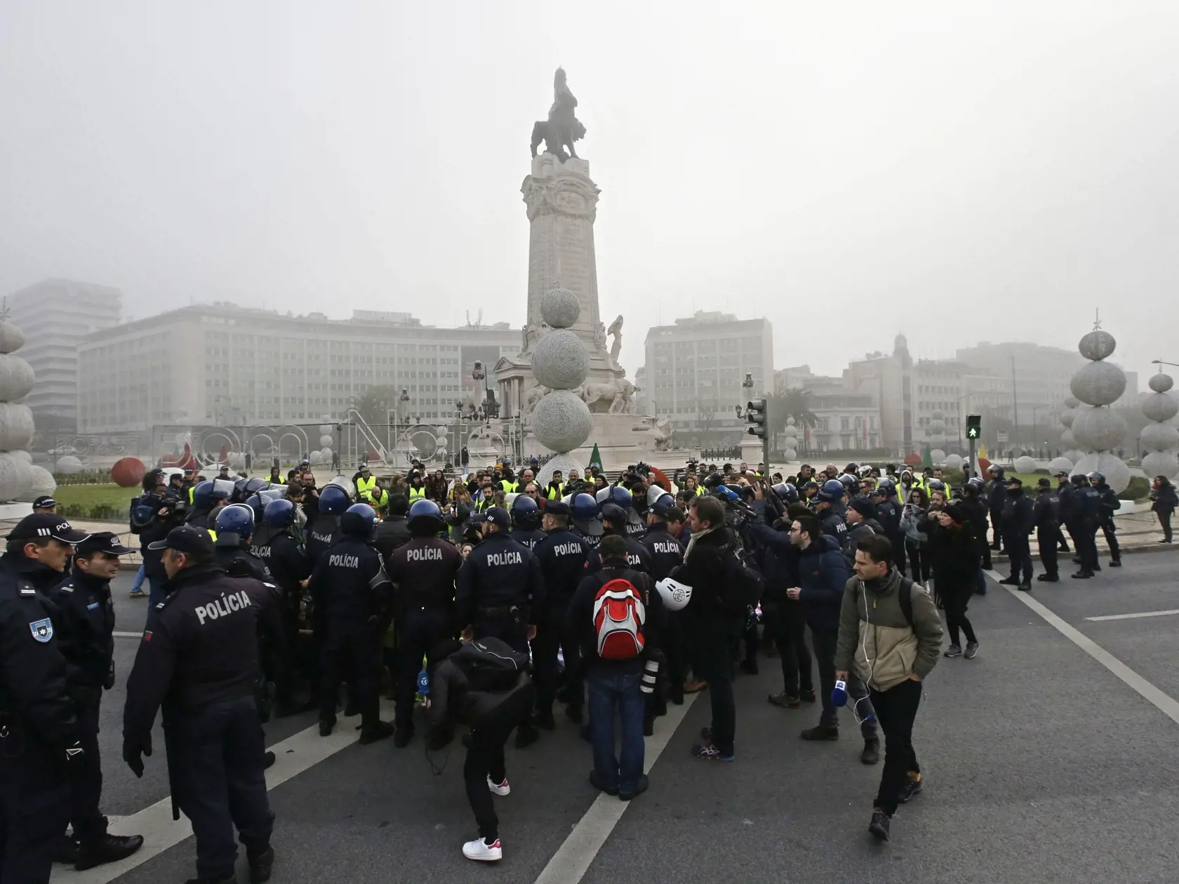Prenikli za hranice: Žlté vesty si získavajú priaznivcov vo viacerých krajinách. Táto fotografia zachytáva udalosti z 21. decembra v portugalskom Lisabone.