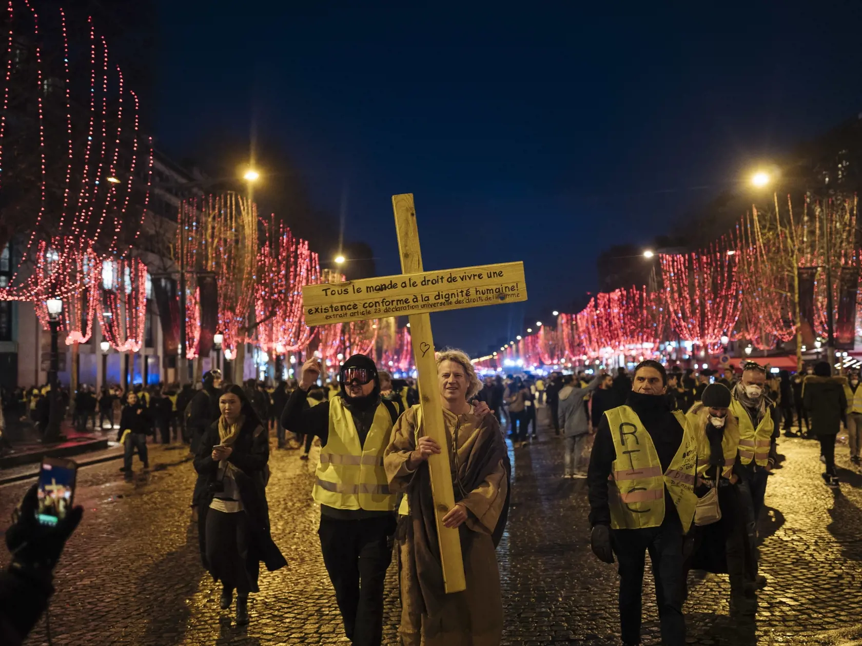 Predvianočná atmosféra: Aj dva dni pred Vianocami pochodovali žlté vesty parížskym bulvárom Champs-Elysées.