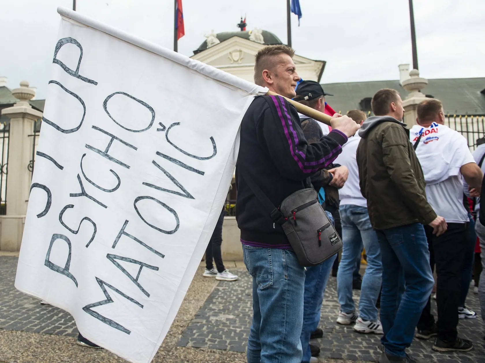 Na snímke účastníci protestného zhromaždenia proti vojne a zdražovaniu, ktoré zorganizovalo hnutie Republika 1. mája 2022 v Bratislave. FOTO TASR - Jakub Kotian