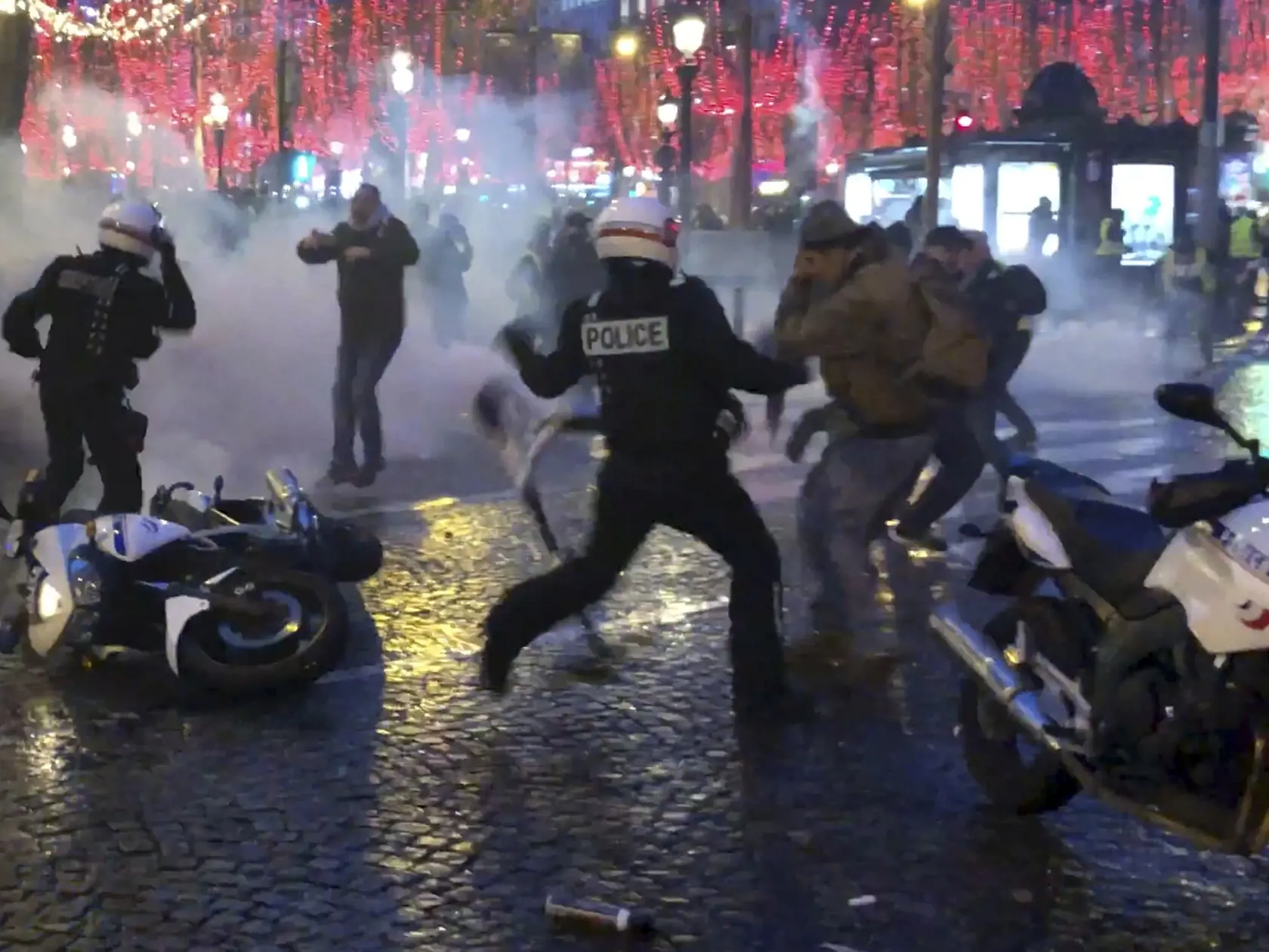 Protesty neutíchajú: Nevinná petícia proti zvyšovaniu cien pohonných látok odštartovala vo Francúzsku sériu protivládnych demonštrácií.
