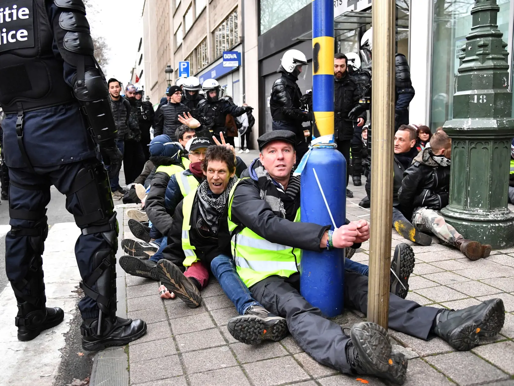 Demonštrácie "žltých viest" vo Francúzsku a Belgicku.