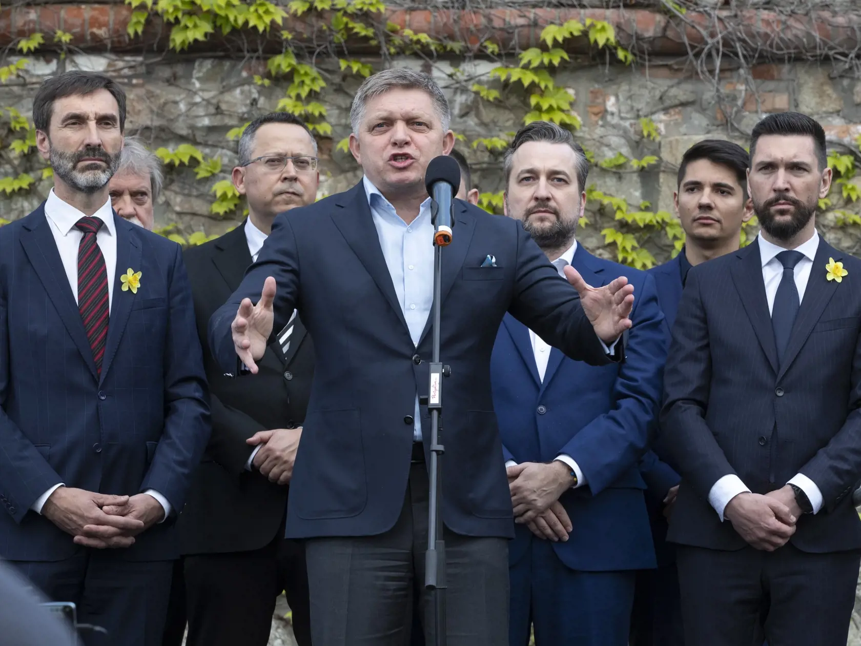 Protivládne protestné zhromaždenie prívržencov opozičnej parlamentnej strany Smer - Sociálna demokracia pred budovou Národnej rady Slovenskej republiky v Bratislave. Na snímke je Robert Fico, Juraj Blanár, Ladislav Kamenický, Dušan Jariabek, Ľuboš Blaha, Erik Kaliňák.