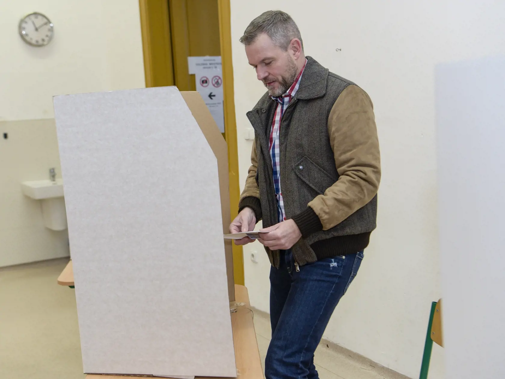 V poradí deviate referendum v histórii Slovenska, ktoré vyhlásila prezidentka SR Zuzana Čaputová s otázkou "Súhlasíte s tým, že predčasné skončenie volebného obdobia Národnej rady Slovenskej republiky je možné uskutočniť referendom alebo uznesením NR SR, a to zmenou Ústavy SR ?" sa v sobotu 21. januára 2023 začalo o 7.00 hodine. Na snímke Peter Pellegrini.