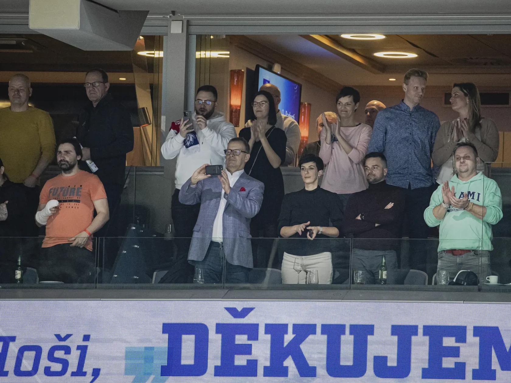 Na snímke Boris Kollár a Markéta Pekarová Adamová počas zápasu legiend českého a slovenského hokeja, ktorý je oslavou 25. výročia historického úspechu tímu Českej republiky na ZOH v Nagane.