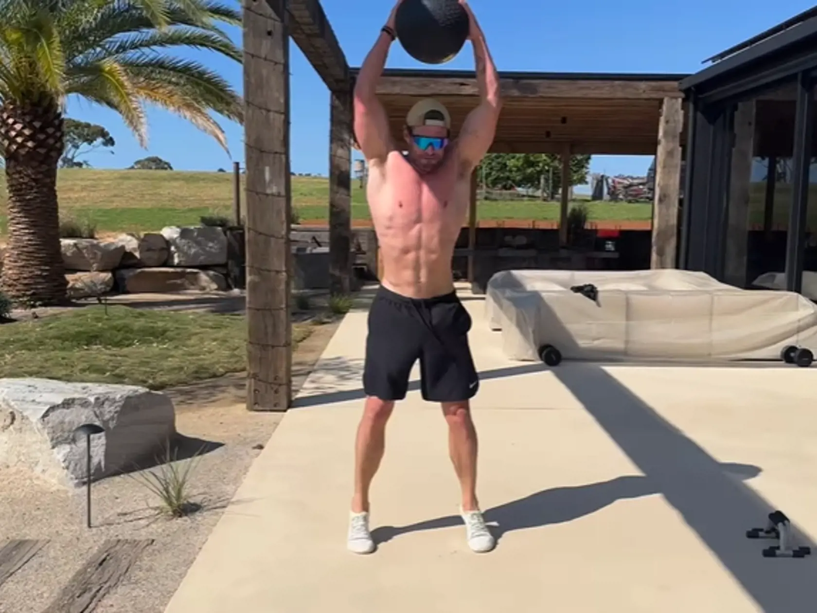 Chris Hemsworth na sebe tvrdo maká.