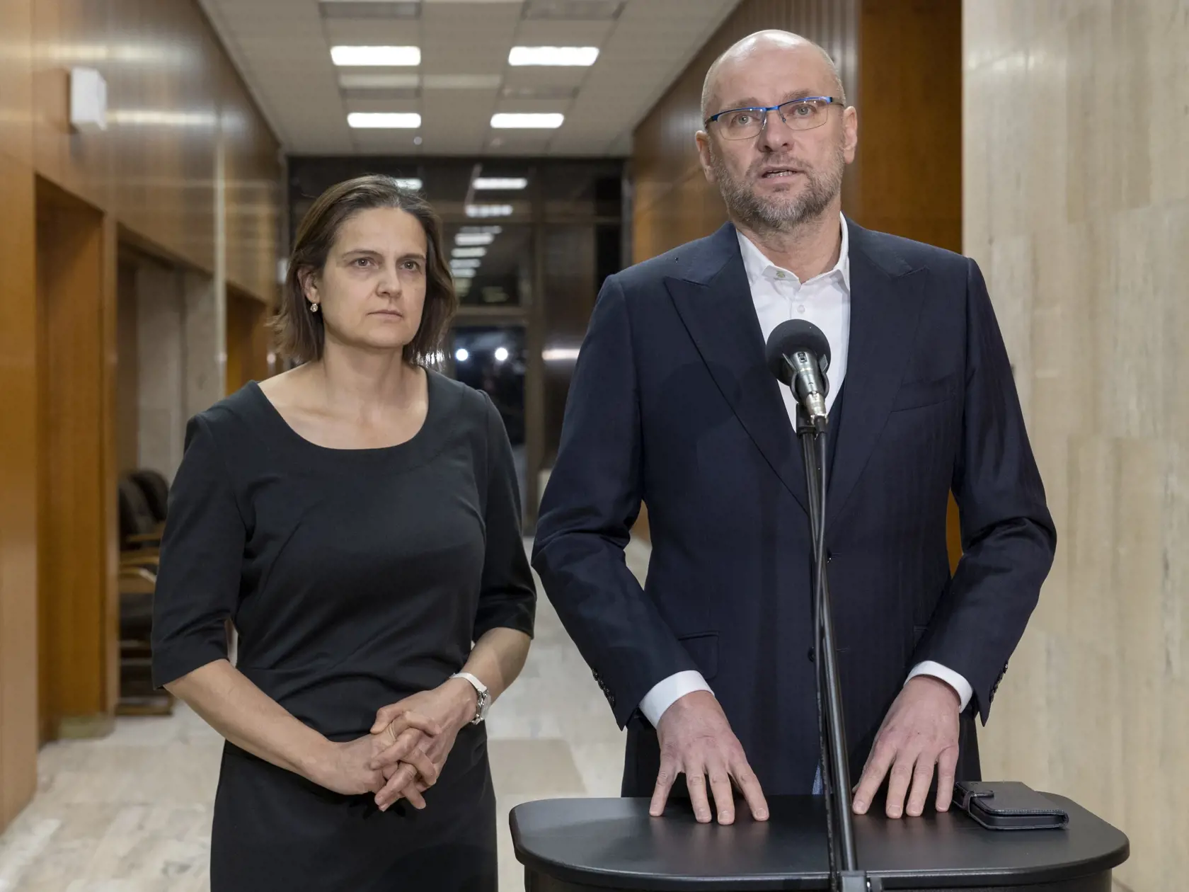 Rokovanie dočasne povereného premiéra Eduarda Hegera (OĽANO) so zástupcami strán bývalej koalície o skrártení volebného obdobia  uznesením Národnej rady SR. Na snímke je Mária Kolíková a Richard Sulík.