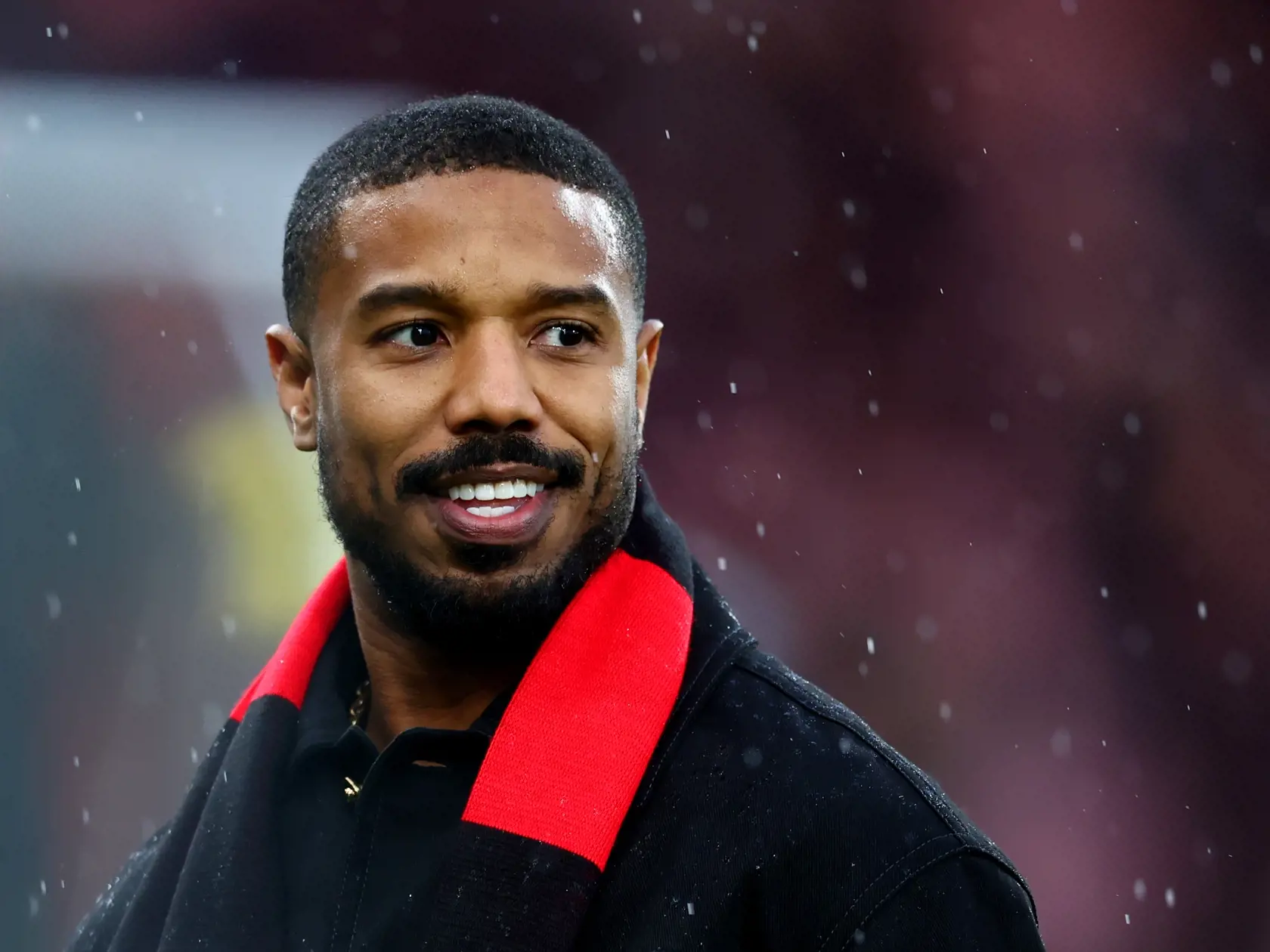 Americký herec Michael B. Jordan sa dostal na tretie miesto rebríčka. Jeho tvár je vraj takmer dokonale súmerná a charizmatická.