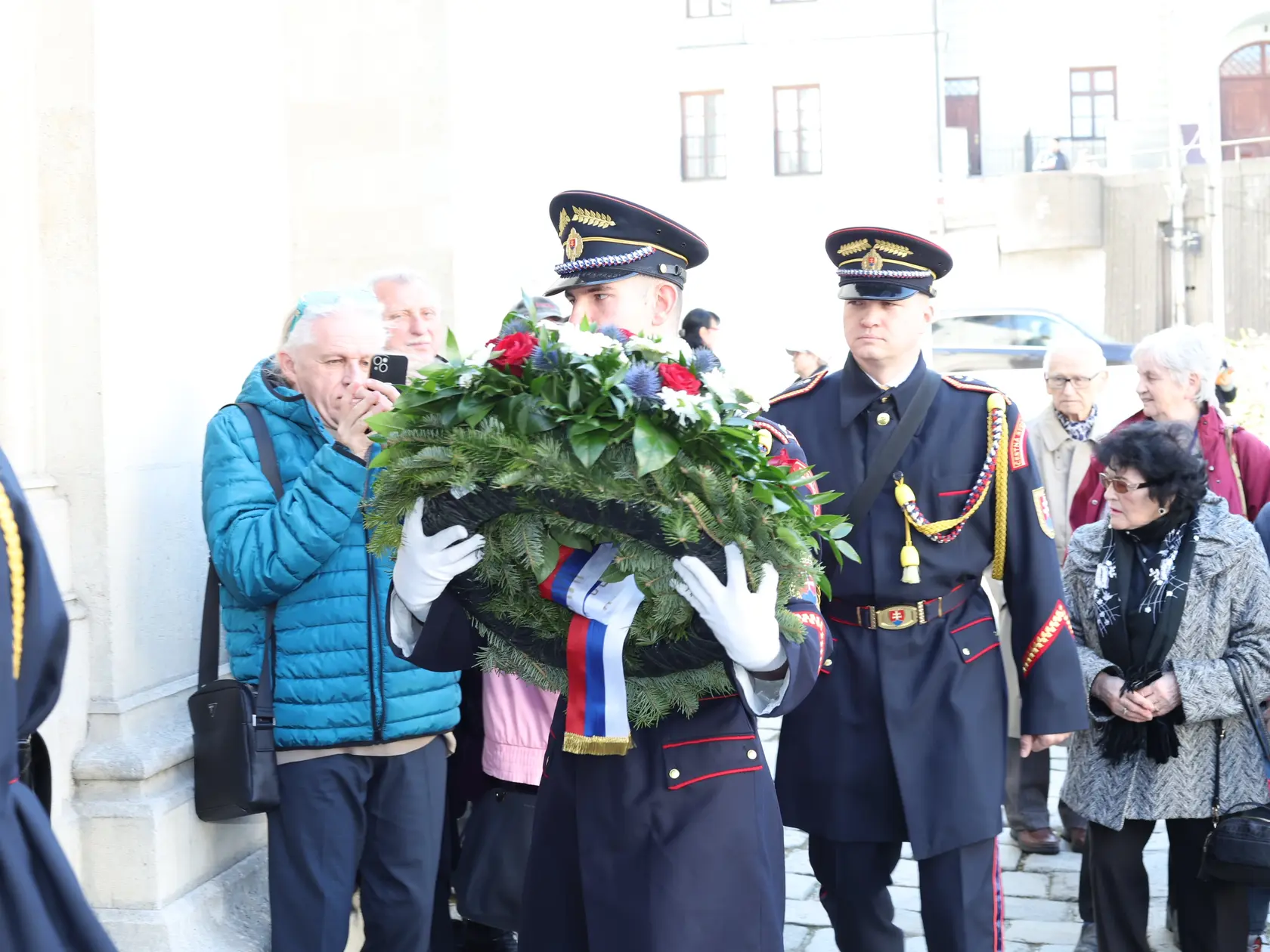 Posledná rozlúčka s hercom Štefanom Kvietikom († 90) v Katedrále sv. Martina v Bratislave. Čestná strá.