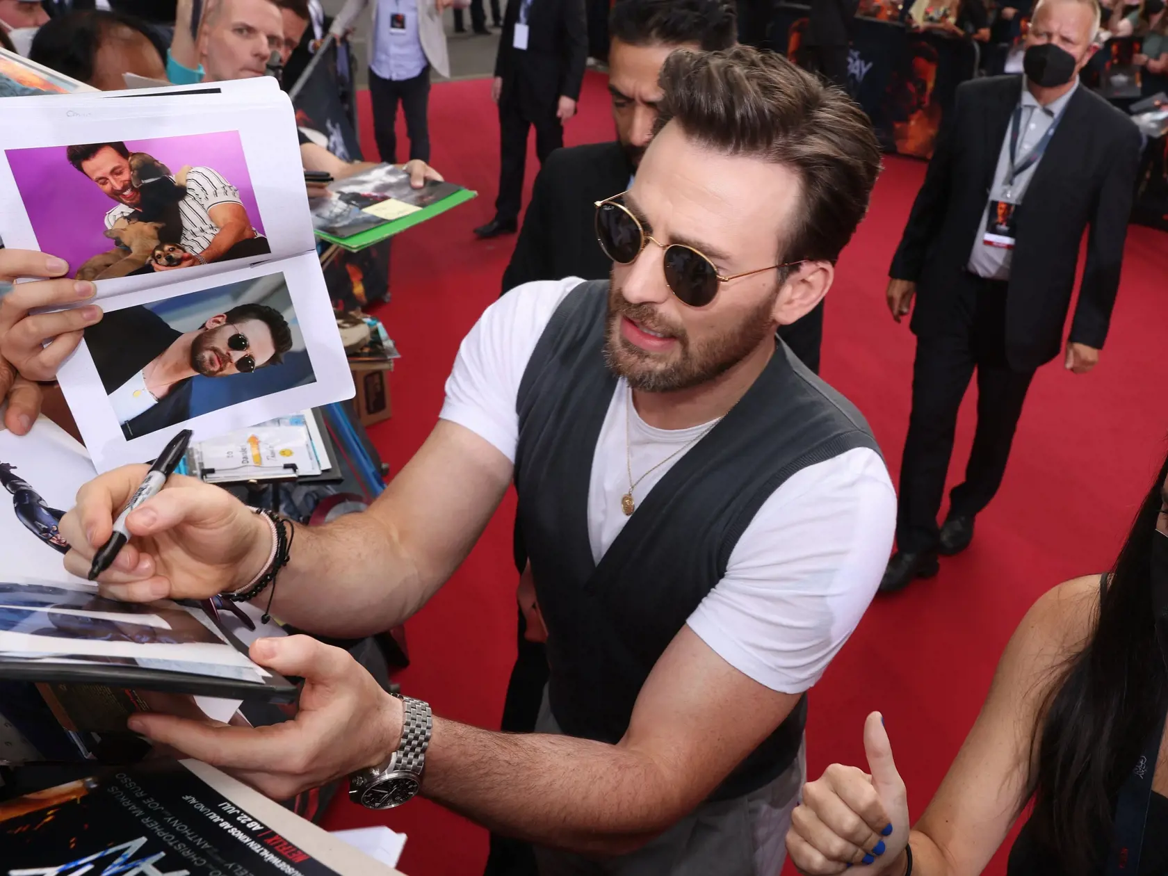 Chris Evans - autogramiáda pri uvedení filmu "The Gray Man" v Berlíne.