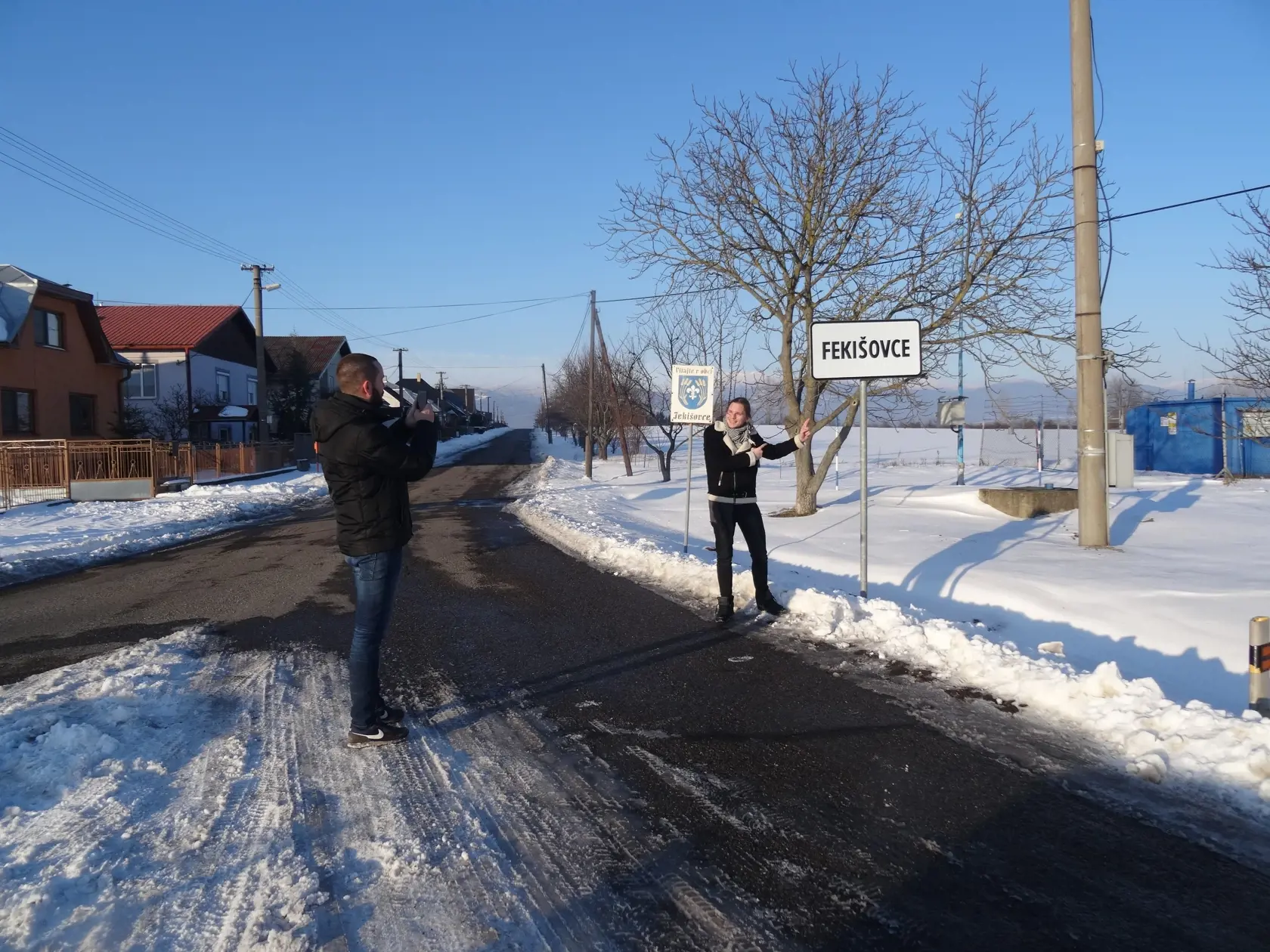 Tabuľa pri vstupe do obce sa stala miestom, kde sa najnovšie s obľubou fotografujú všetci, ktorí chcú na vlastné oči vidieť Fekišovce.