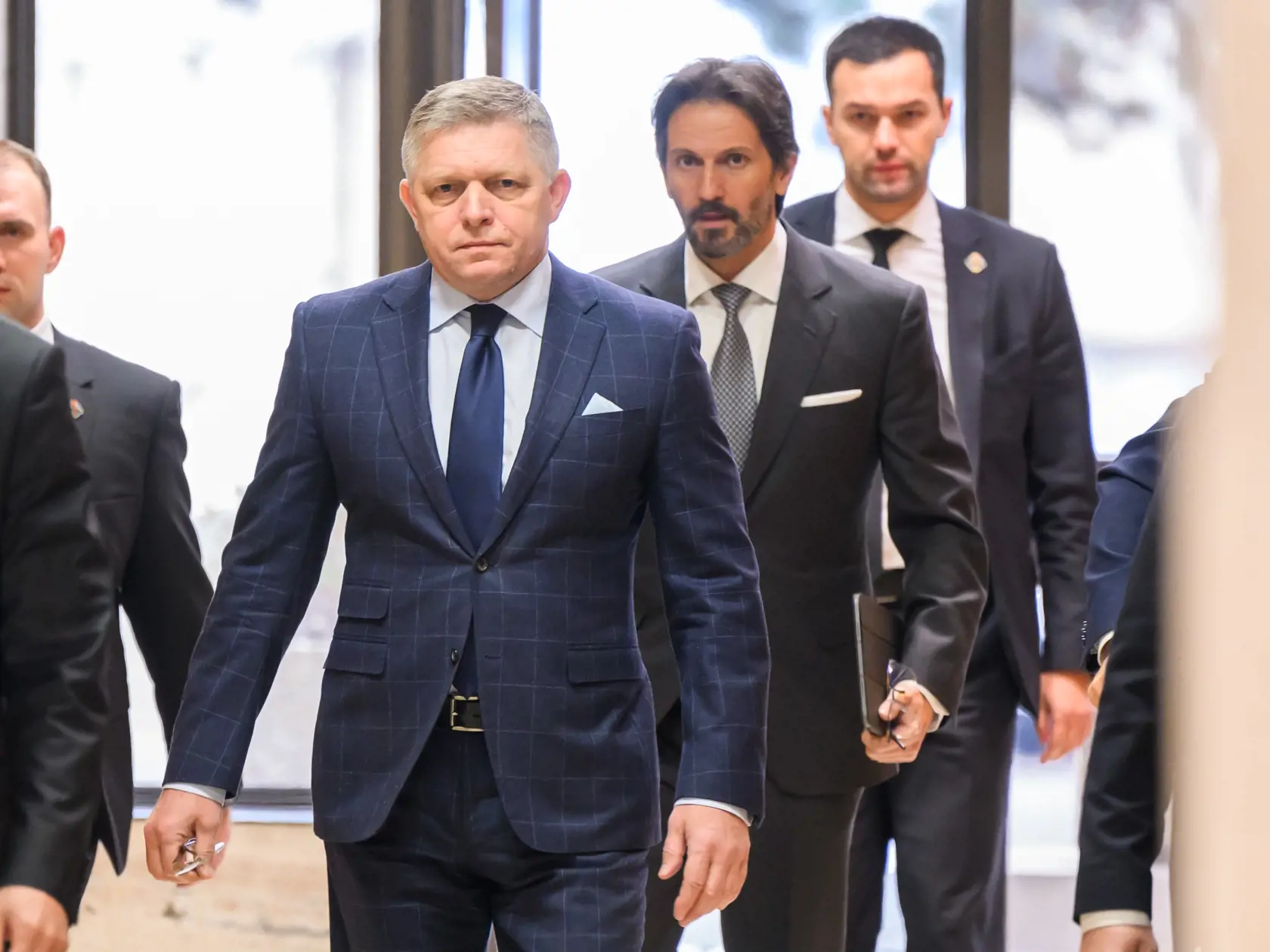 Na snímke uprostred zľava predseda vlády SR Robert Fico (Smer-SD) a vicepremiér a minister obrany SR Robert Kaliňák (Smer-SD) prichádzajú na 73. schôdzu vlády SR v Bratislave 12. februára 2025. FOTO TASR - Jaroslav Novák
