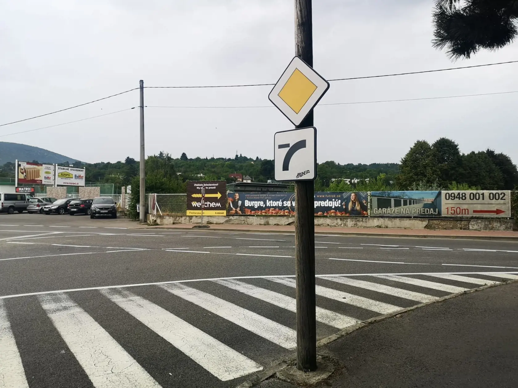 Na tejto ulici sa stretli štyria mladí pomstitelia s údajným pedofilom.