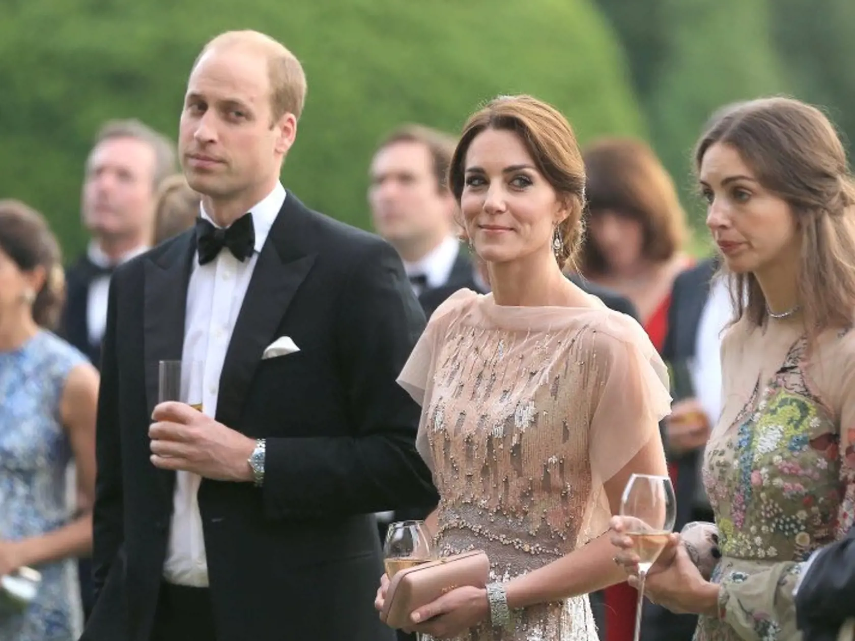 Princ William a vojvodkyňa Kate stoja vedľa Rose, jej novou rivalkou. Toho, že ju má v zuboch už dlhší čas, má byť dôkazom aj táto fotografia. 
