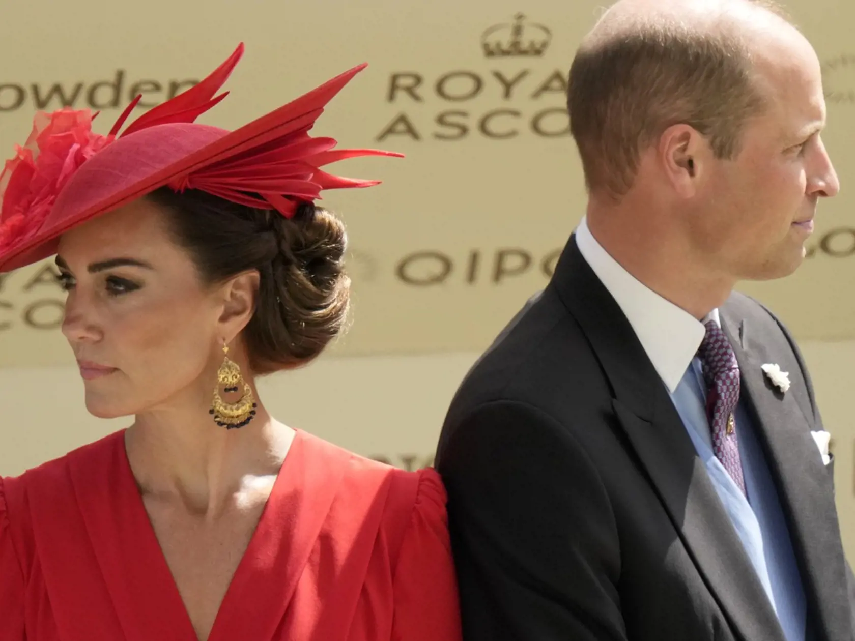 Kate Middleton bola najnovšie vyfotografovaná so svojím manželom princom Williamom. Magazín Page Six poukázal na to, že princezná vyzerá napätá, a fotografiu prirovnal k fotografii Diany a Charlesa z roku 1992, ktorá vznikla mesiac pred ich oficiálnym odlúčením. Údajne to medzi Kate a jej manželom poriadne škrípe.