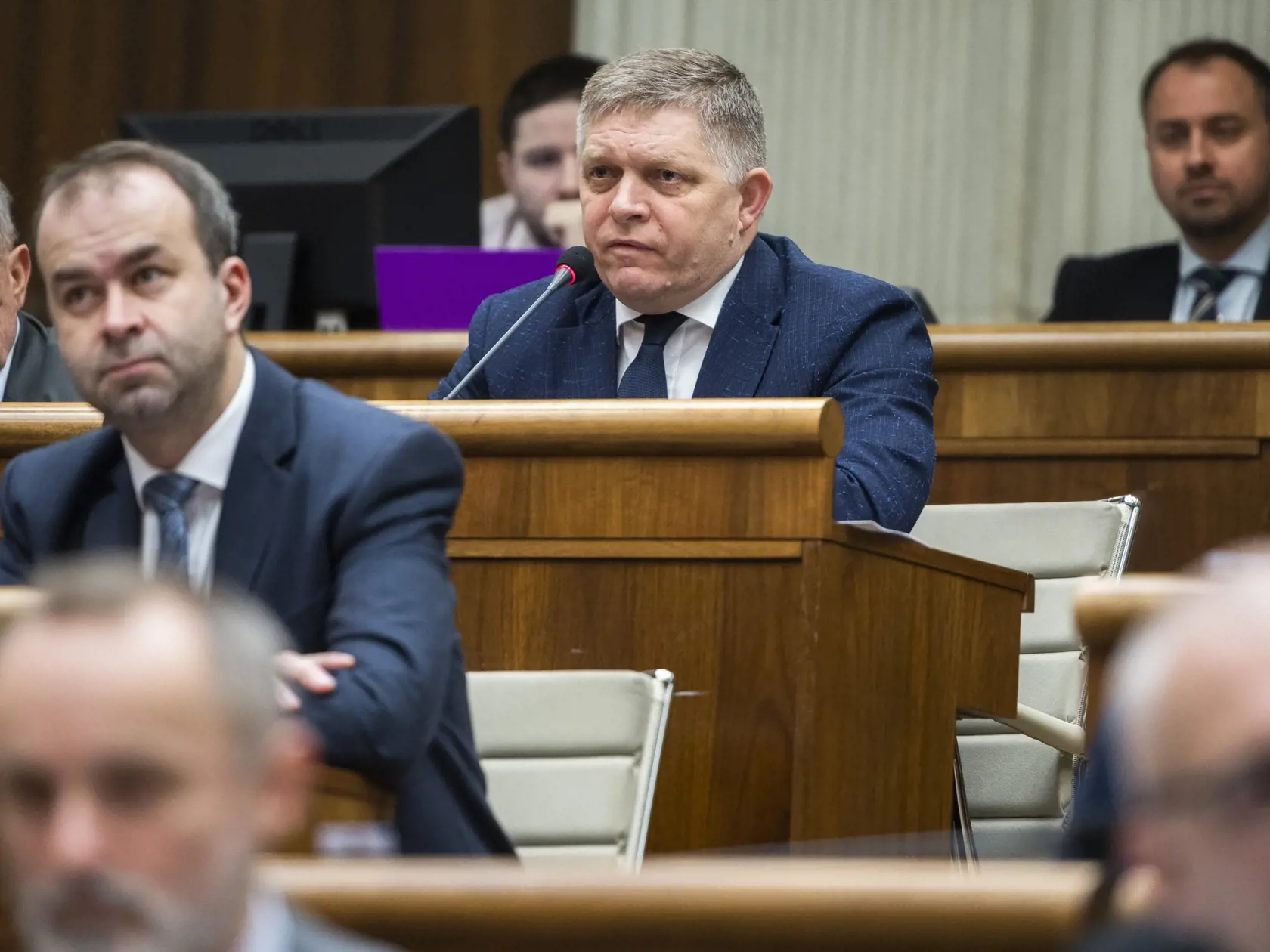 Na snímke poslanec NRSR Robert Fico (SMER-SD) pred mimoriadnou schôdzou NR SR v súvislosti so stíhačkami MiG-29, v Bratislave 14. februára 2023. Poslanci Národnej rady (NR) SR neschválili program mimoriadnej schôdze v súvislosti so stíhačkami MiG-29, ktoré by Slovensko mohlo posunúť Ukrajine. Za program schôdze hlasovalo 48 zo 119 prítomných poslancov, proti bolo 28 a 37 sa zdržalo. Smer-SD chcel na rokovaní presadiť uznesenie, ktorým parlament vysloví nesúhlas s posielaním zbraní na Ukrajinu z 