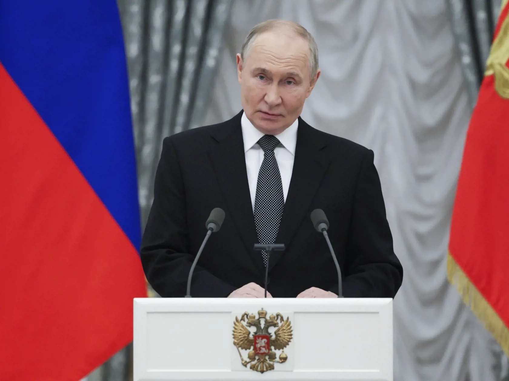 Ruský prezident Vladimir Putin rozpráva počas slávnostného odovzdávania štátnych vyznamenaní prominentným ruským občanom za ich zásluhy v rôznych spoločenských oblastiach v Kremli v Moskve 12. decembra 2024.