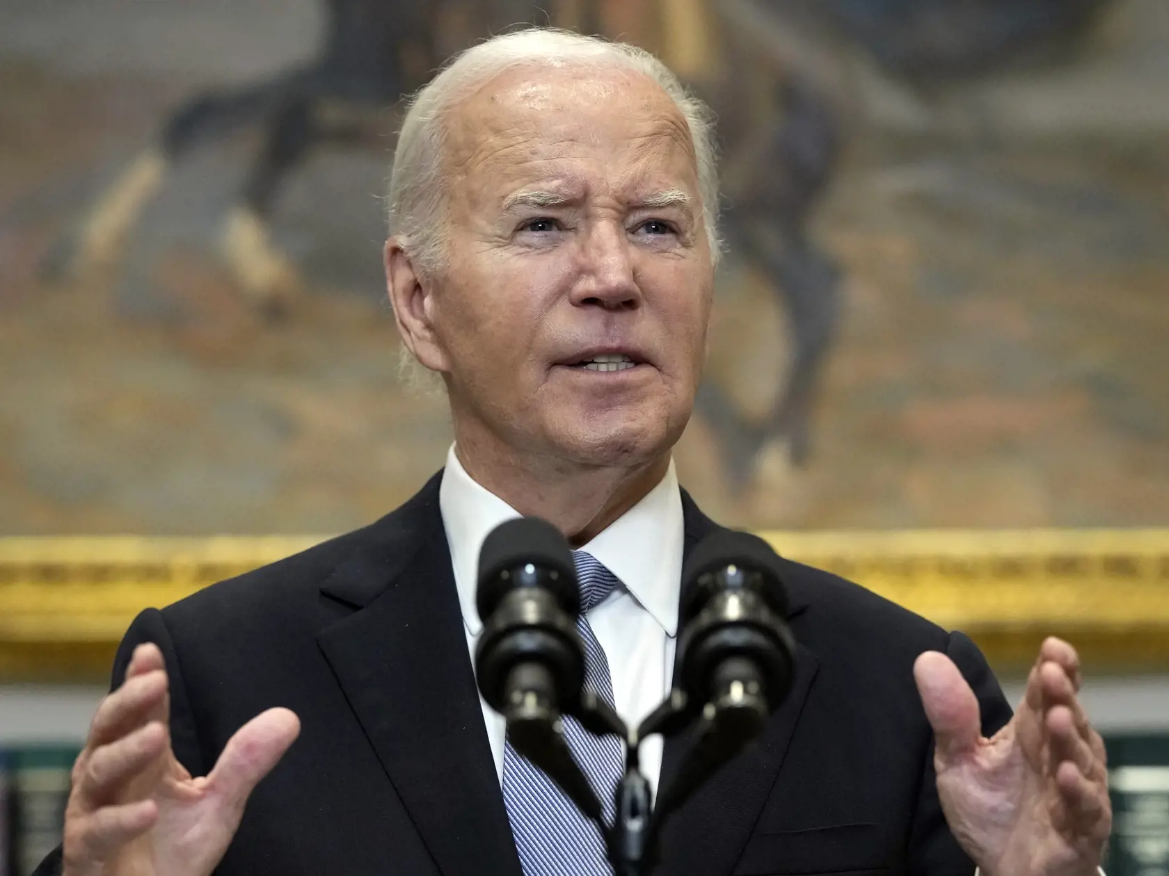 Prezident sa v utorok vracia do Washingtonu zo svojho súkromného sídla v Rehoboth Beach v štáte Delaware, kde sa liečil z ochorenia COVID-19, ktoré uňho prepuklo už tretíkrát. Od pozitívneho výsledku testu sa nezúčastnil na verejných termínoch. Podľa svojho lekára mal mierny priebeh covidu a už je v poriadku.