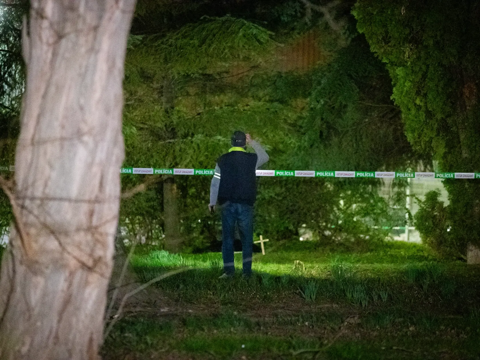 „Nechápem, čo sa stalo. Áno, poznal som ho, bol to dobrý človek. Zrejme nikto, okrem neho, nepochopí, čo v skutočnosti zažíval. Podľa toho, čo viem, tak bol stavebný inžinier. Oni už boli od seba asi štyri roky. Ona si žila svoj vlastný život a on svoj. Čo sa však stalo, neviem,“ vzdychol si zronený obyvateľ, ktorý býva blízko miesta, kde si bývalý manžel Jany vzal život.