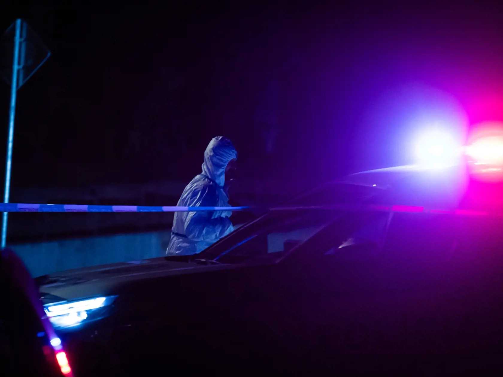 "Na miesto činu polícia prizvala aj obhliadajúceho lekára a expertov z Kriminalistického a expertízneho ústavu Policajného zboru, ktorí sa vyjadria k presným príčinám úmrtí," dodala Linkešová.